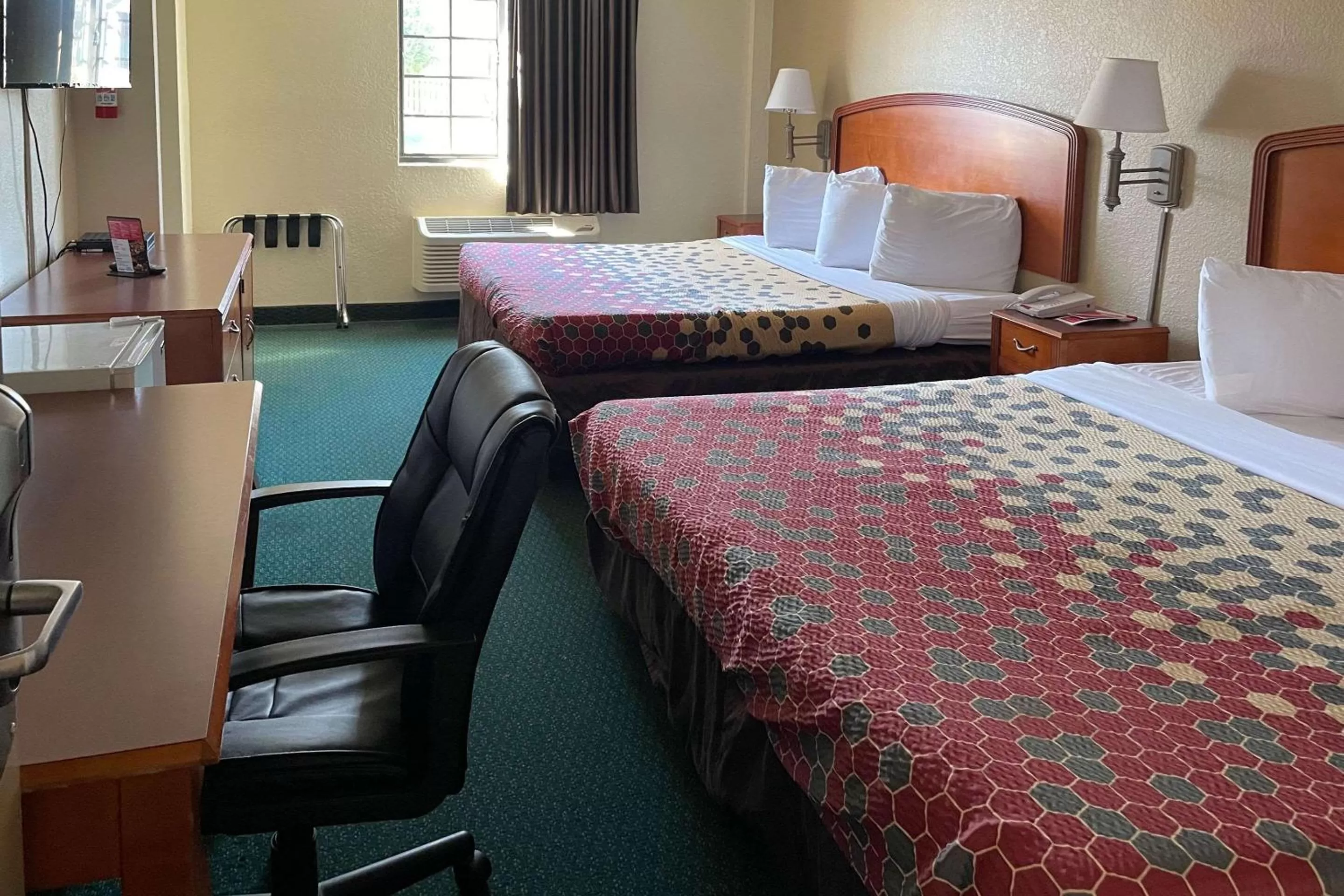 Bedroom, Bed in Econo Lodge Kalamazoo near Wings Stadium