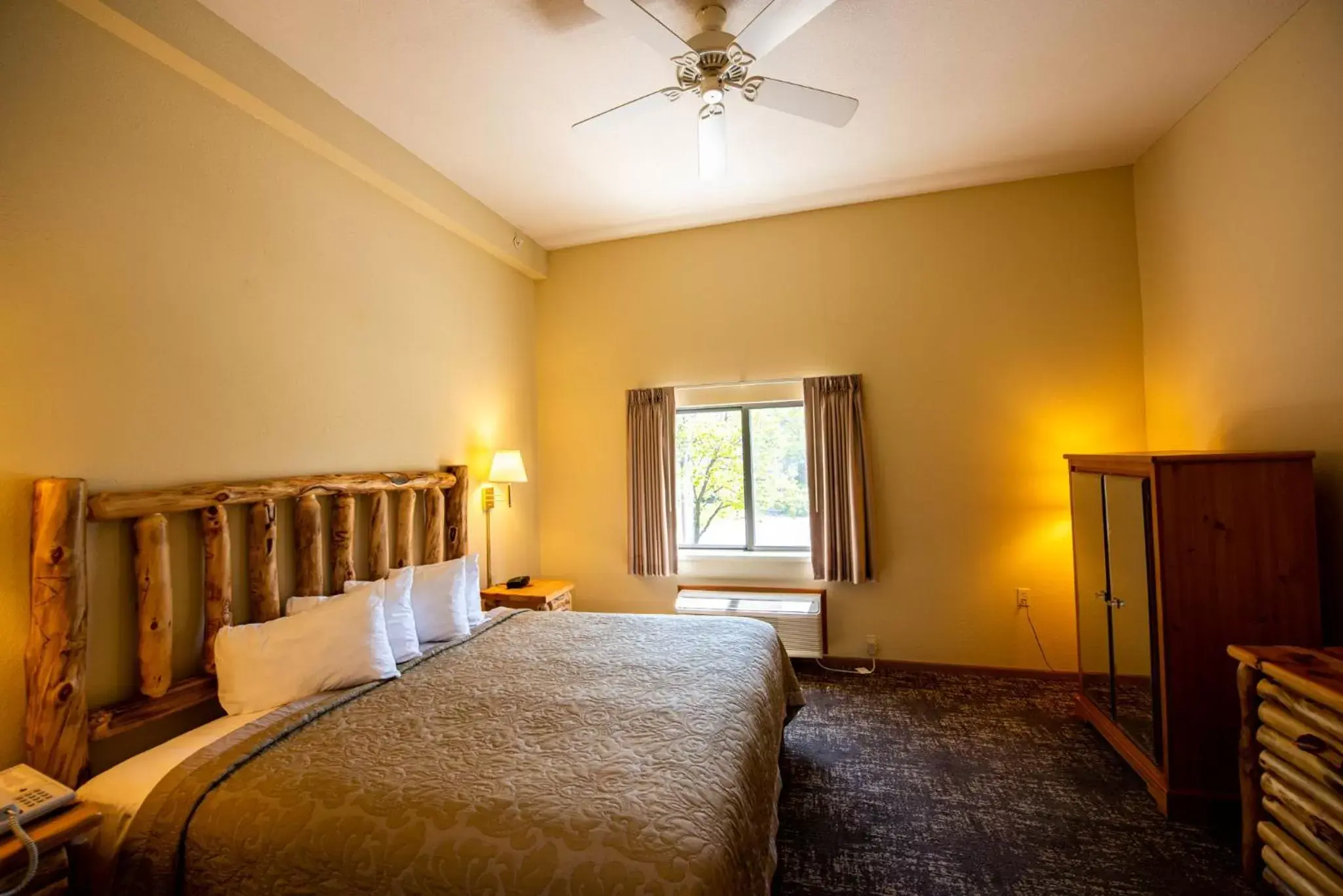 King Room - Mobility Access/Non-Smoking in Super 8 by Wyndham Bridgeview of Mackinaw City King Room - Mobility Access/Non-Smoking in Super 8 by Wyndham Bridgeview of Mackinaw City