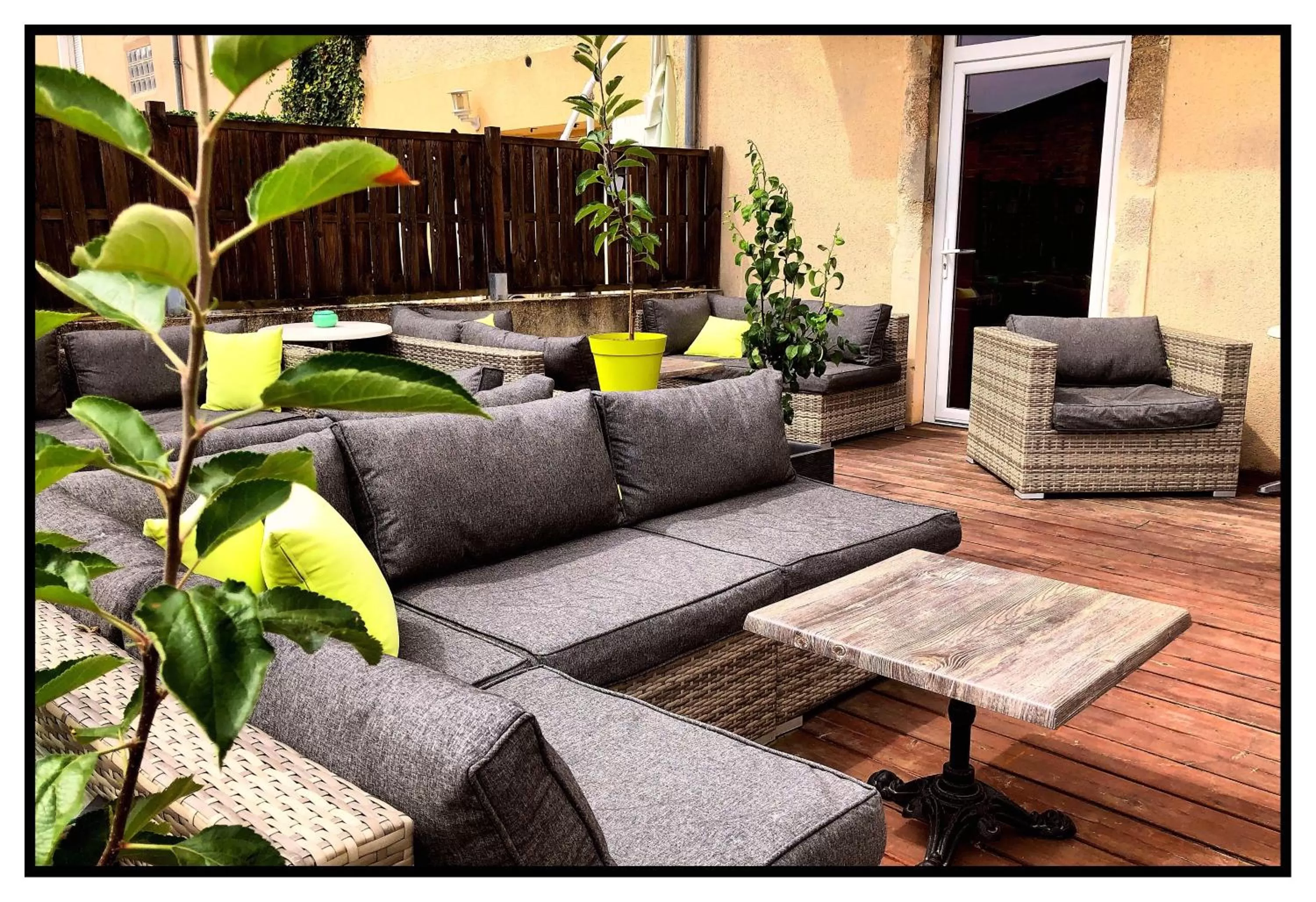 Patio, Seating Area in Dupain & Dubeurre Appart'Hôtel - Parking