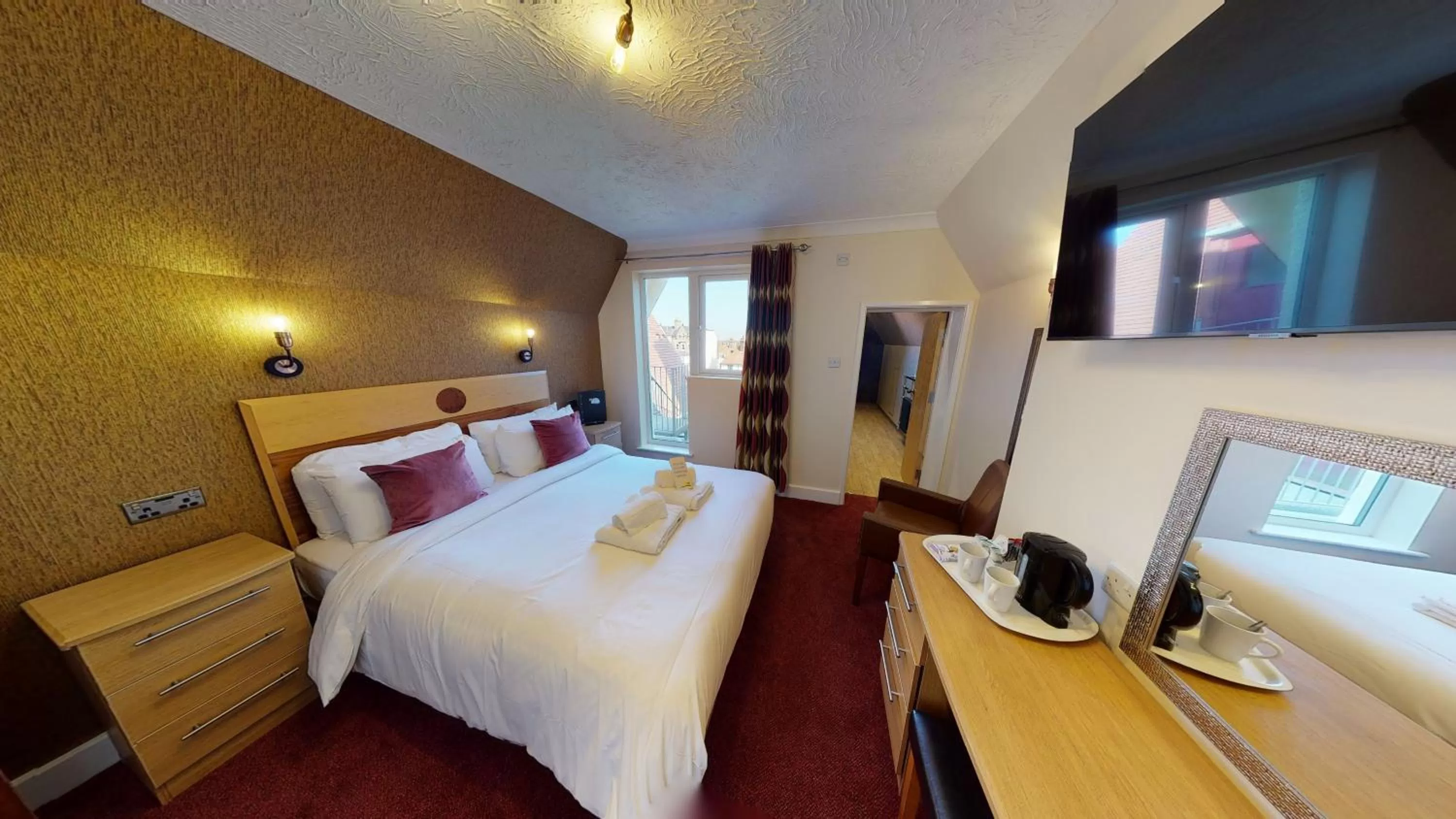 Bedroom, Bed in Marine Lodge