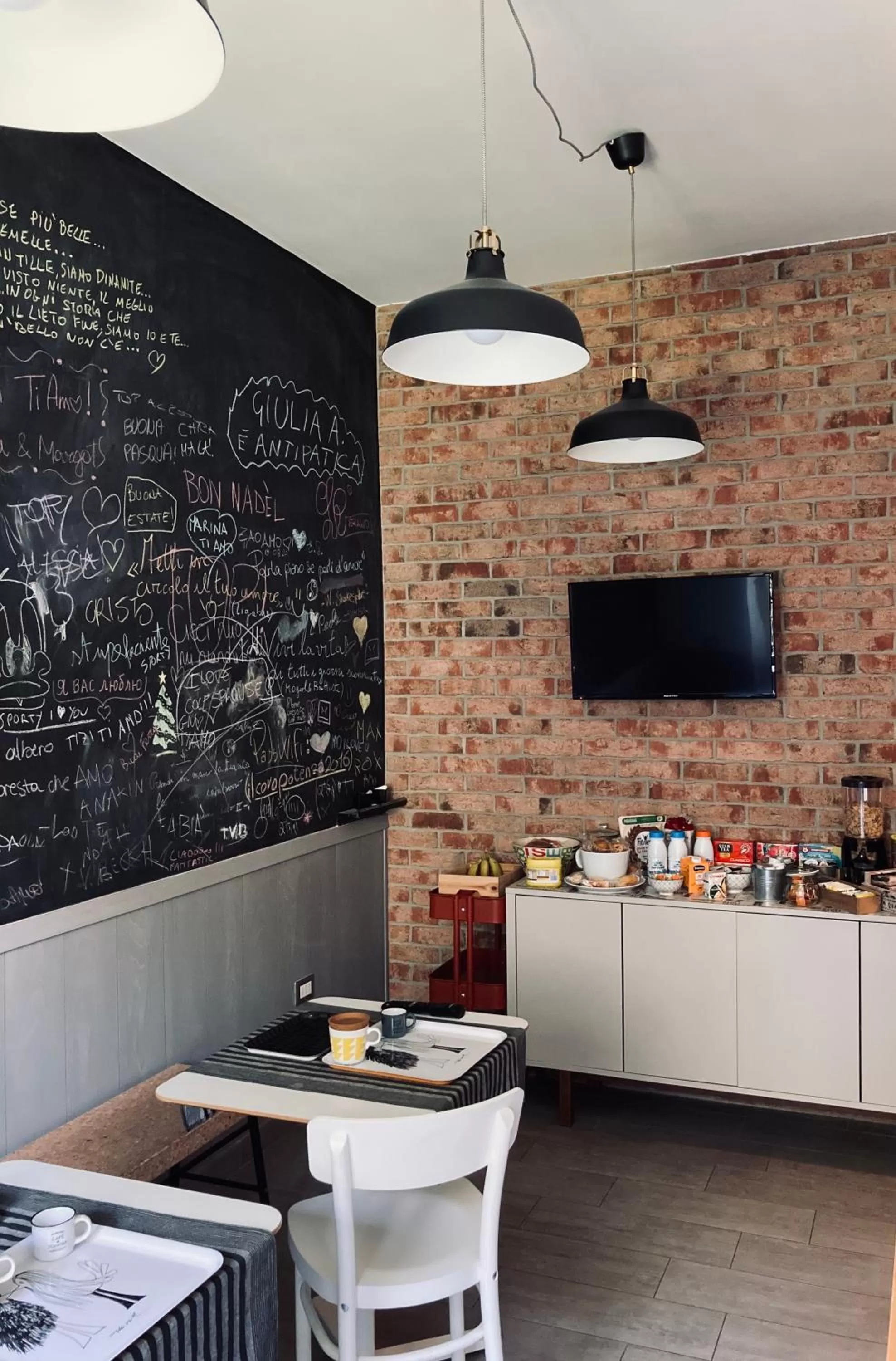 Communal lounge/ TV room in Il Covo degli Arditi B&B