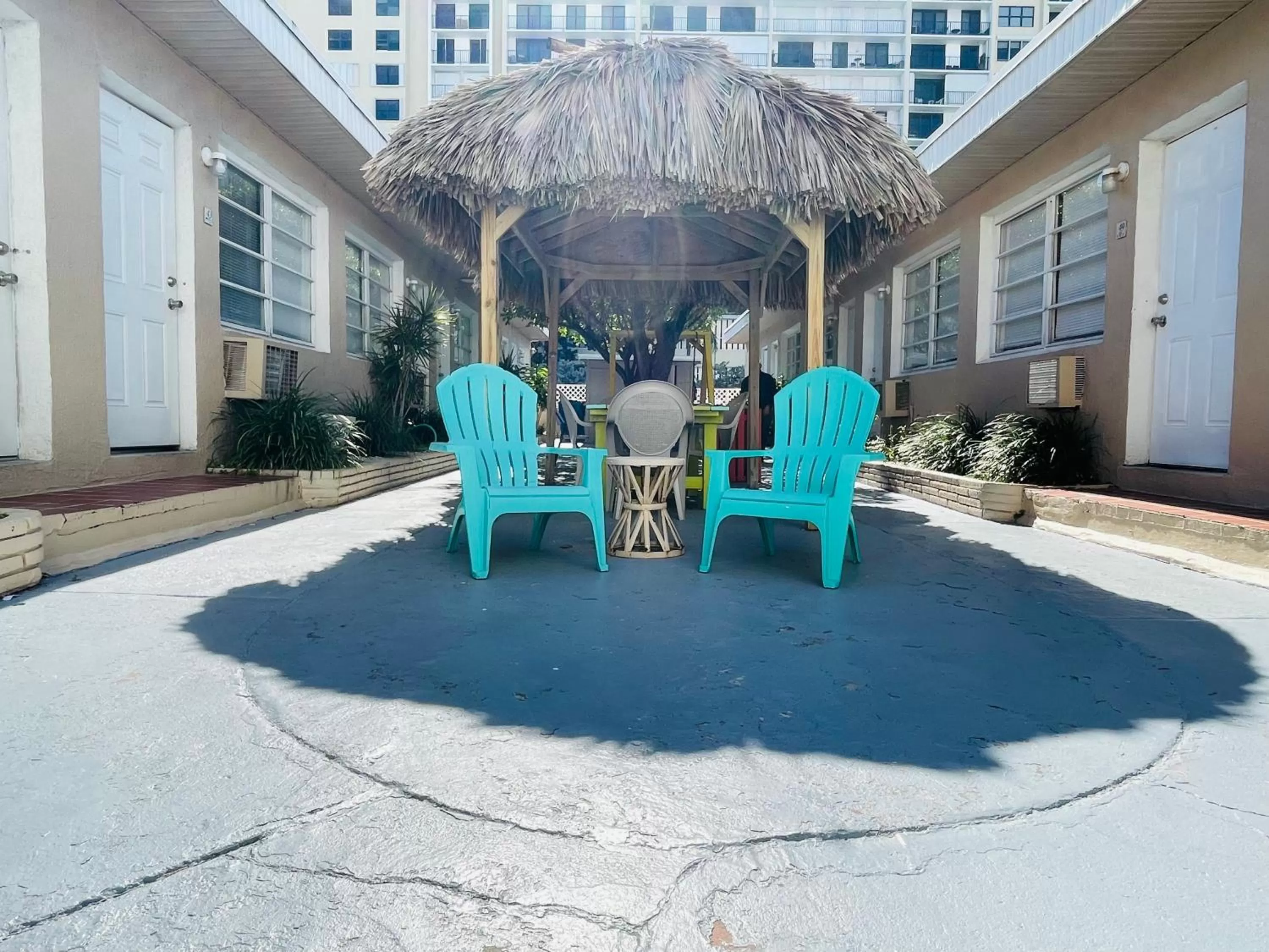 Inner courtyard view in St Maurice Beach Inn