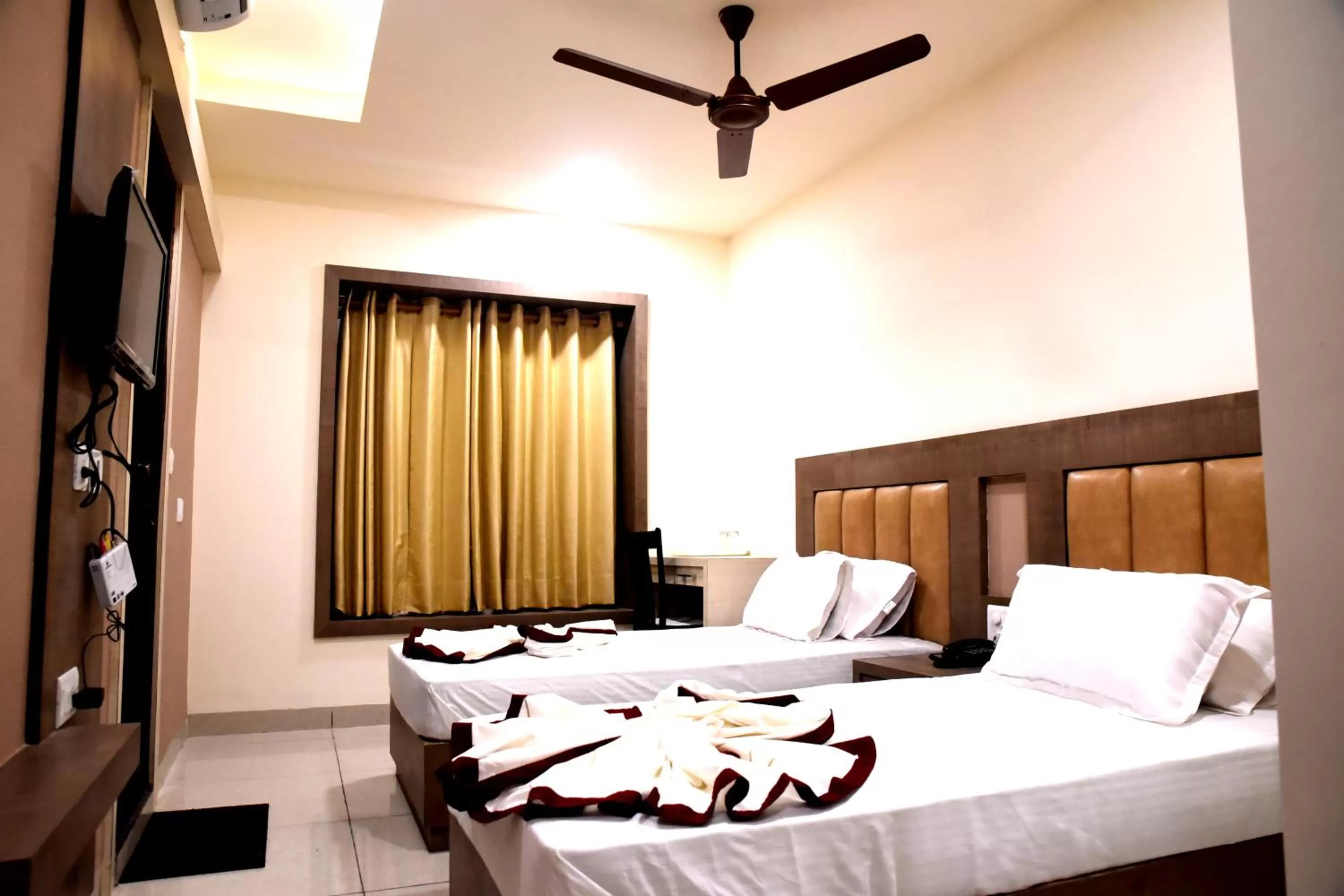 cot in Hotel Silver Palace