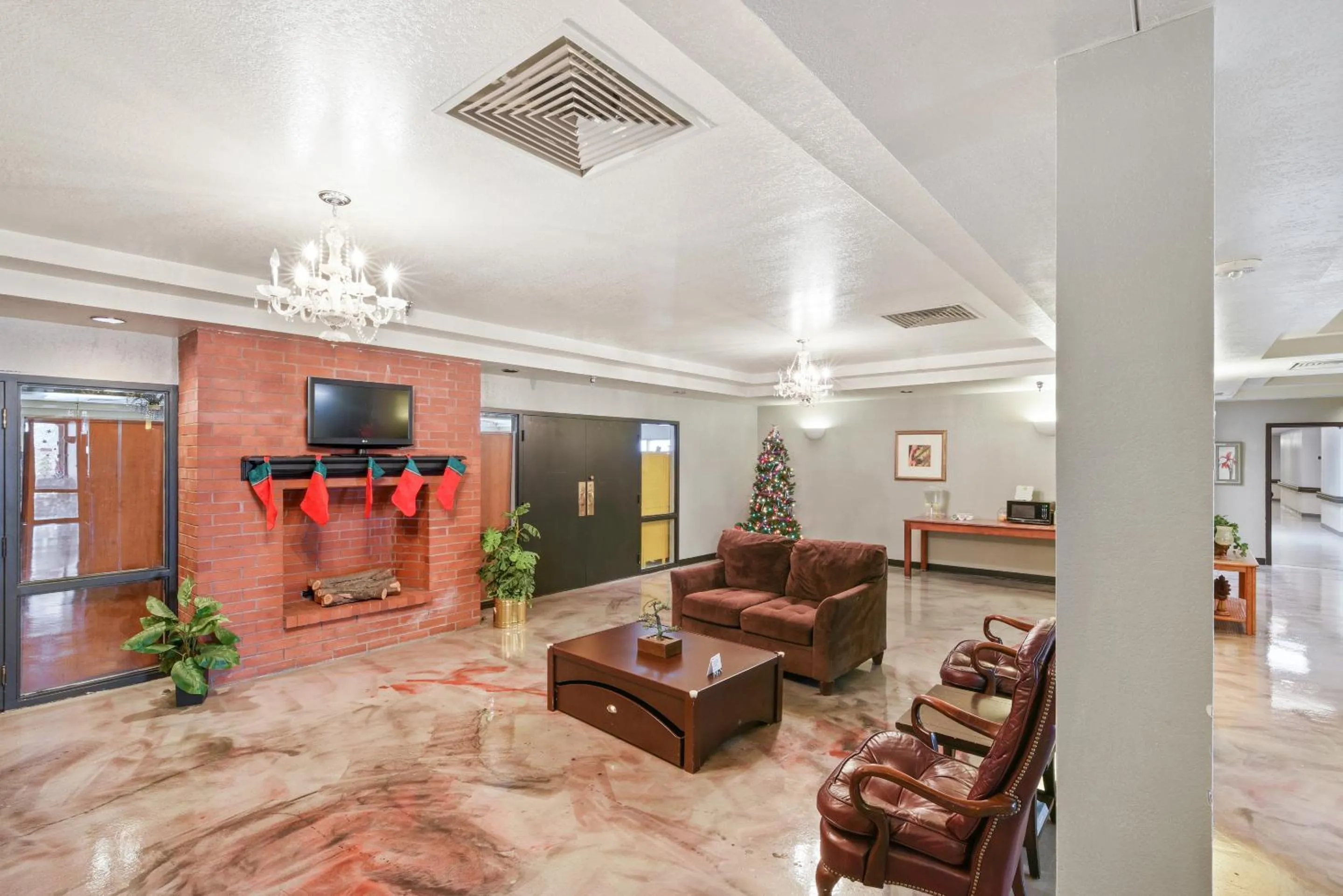 Seating area in OYO Hotel Edmond - University of Central Oklahoma