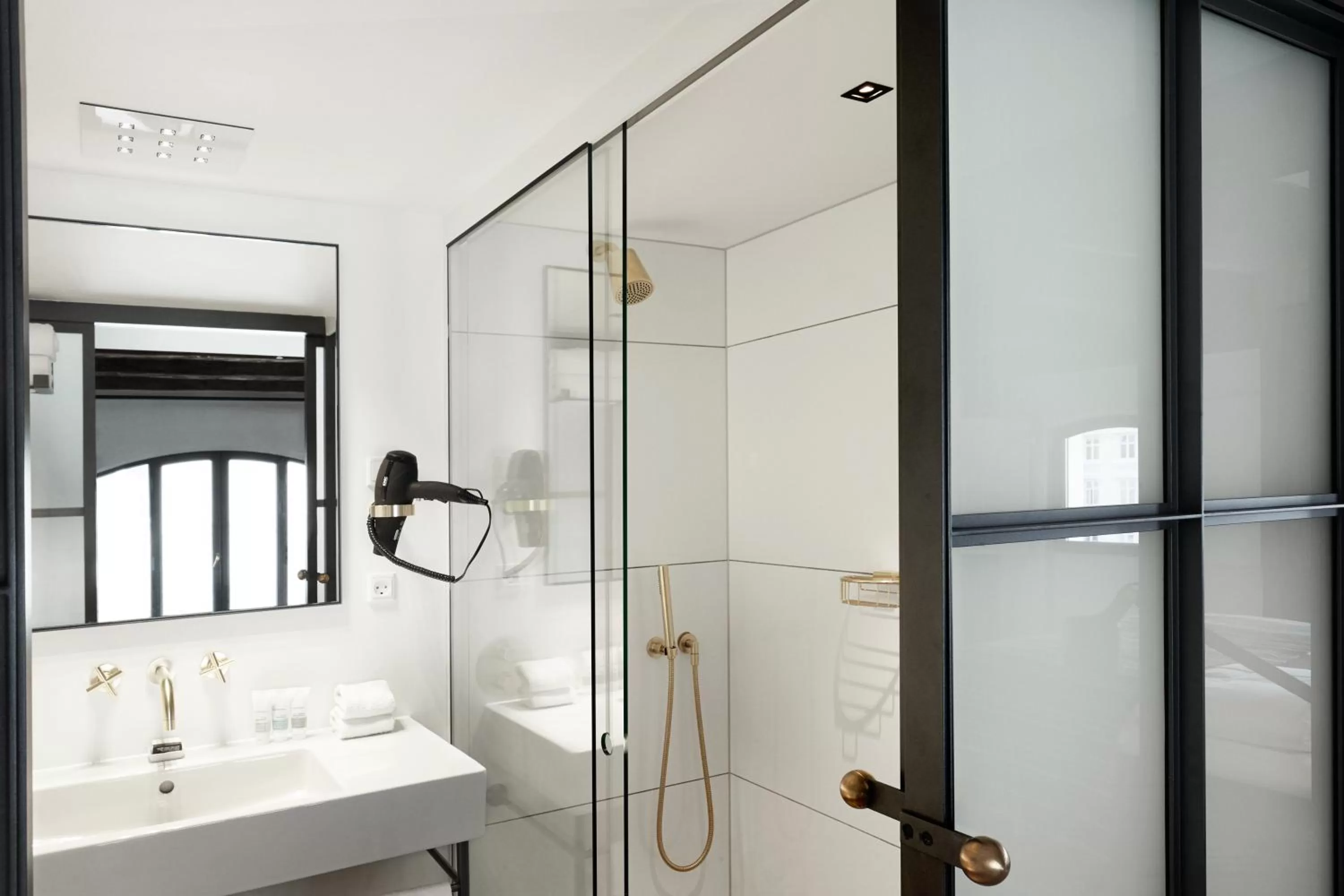 Shower in 71 Nyhavn Hotel