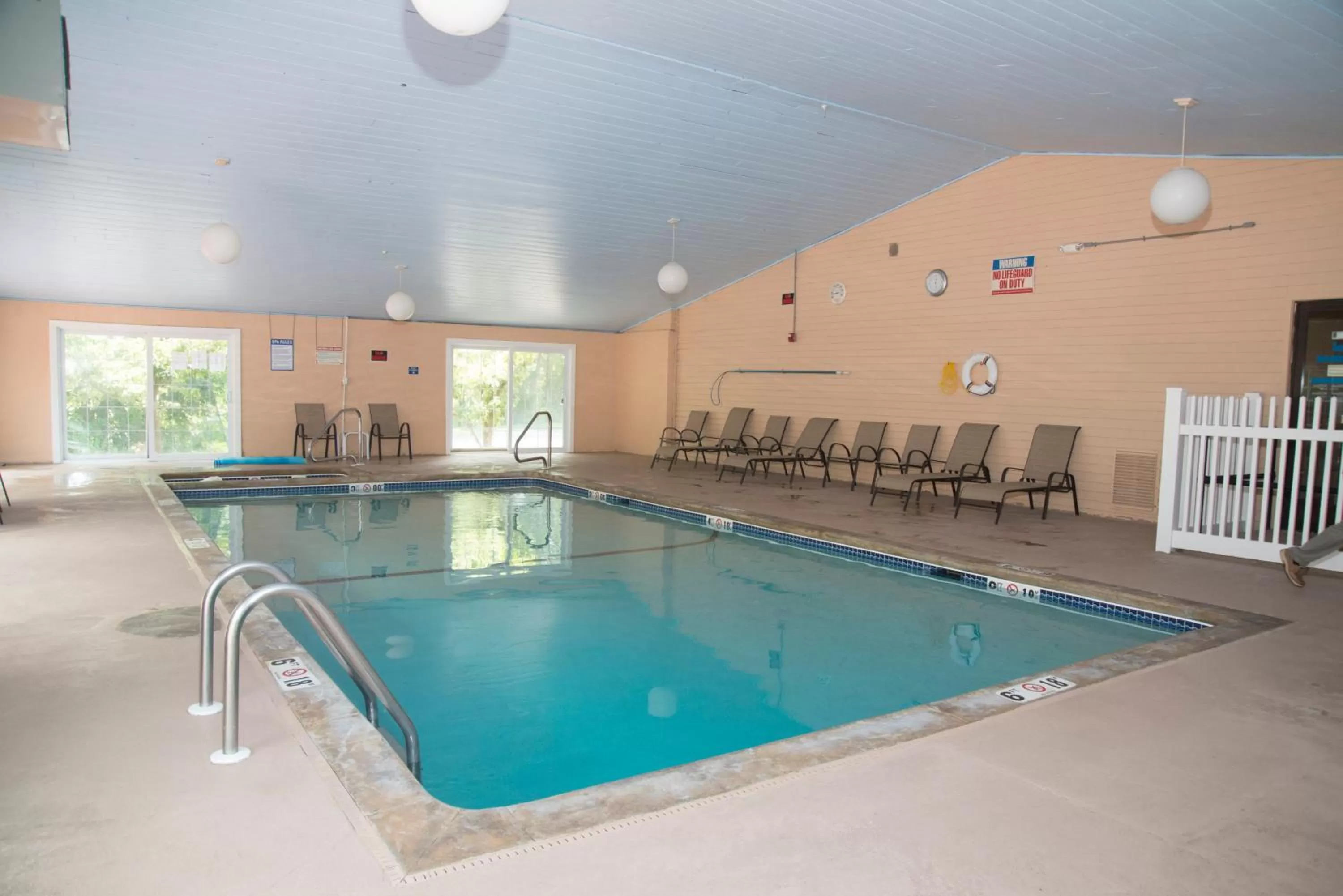 Swimming pool in Hampton Falls Inn