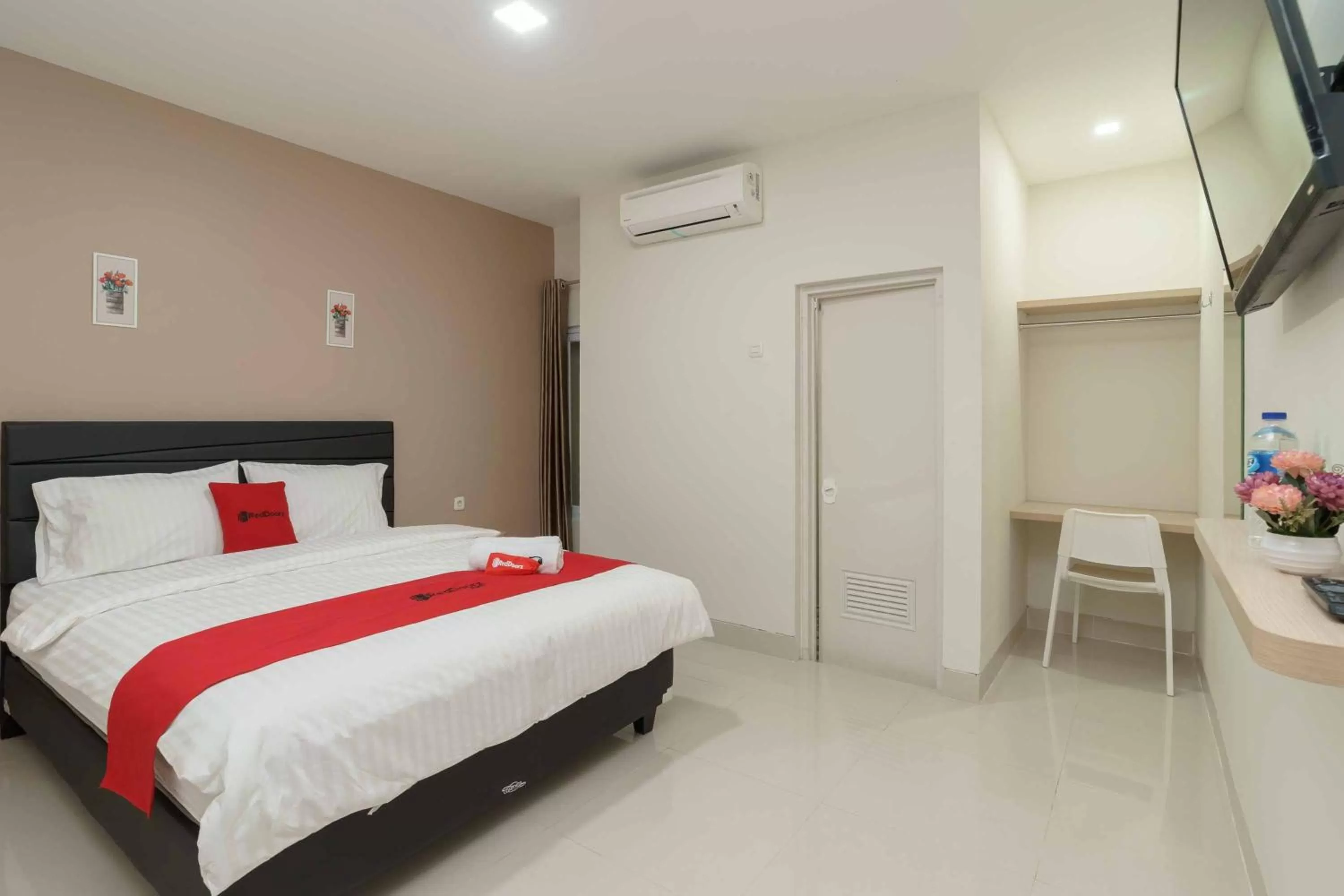 Bed in RedDoorz Plus near Eka Hospital BSD 5