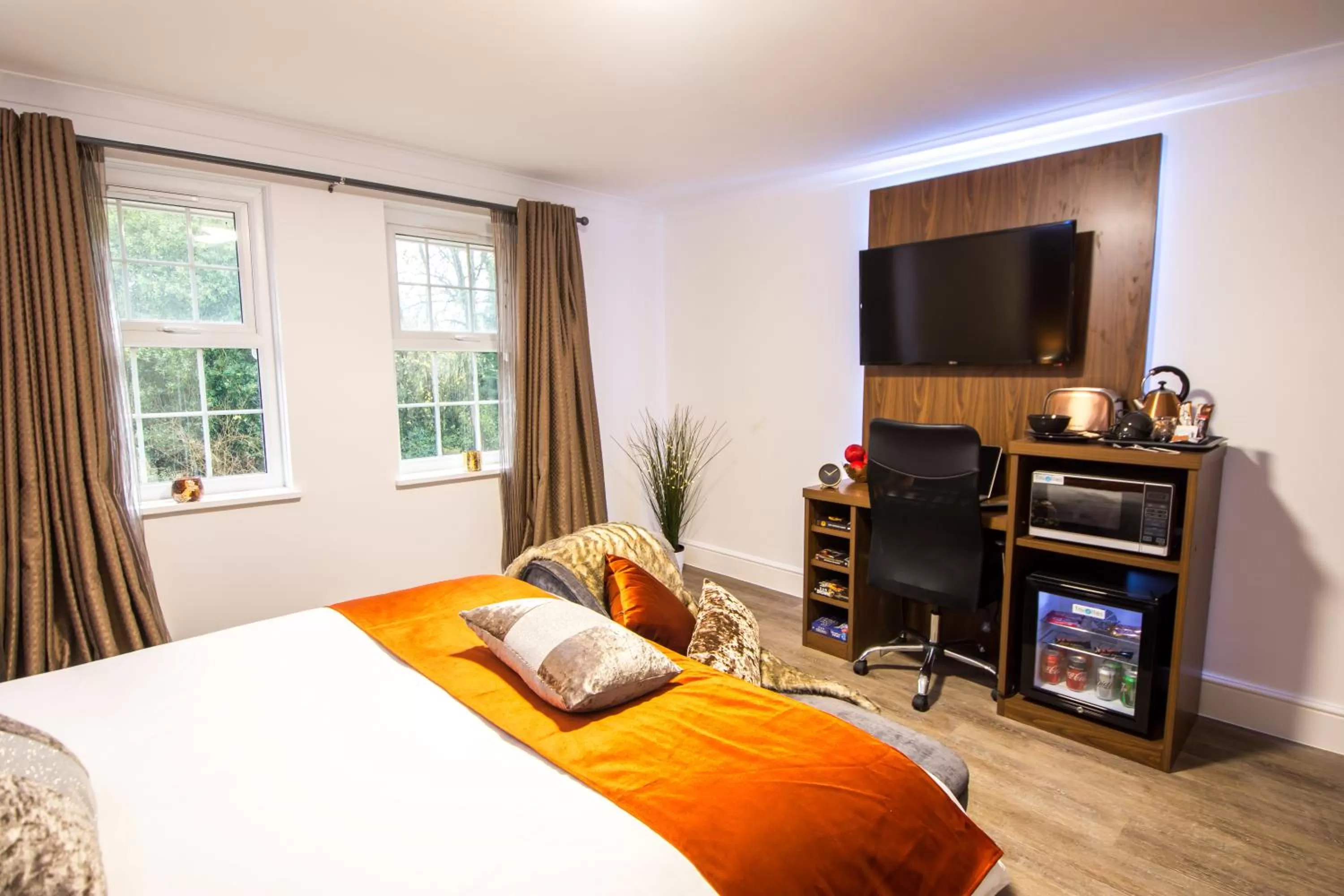 Bed in Trivelles Gatwick Hotel & airport Parking
