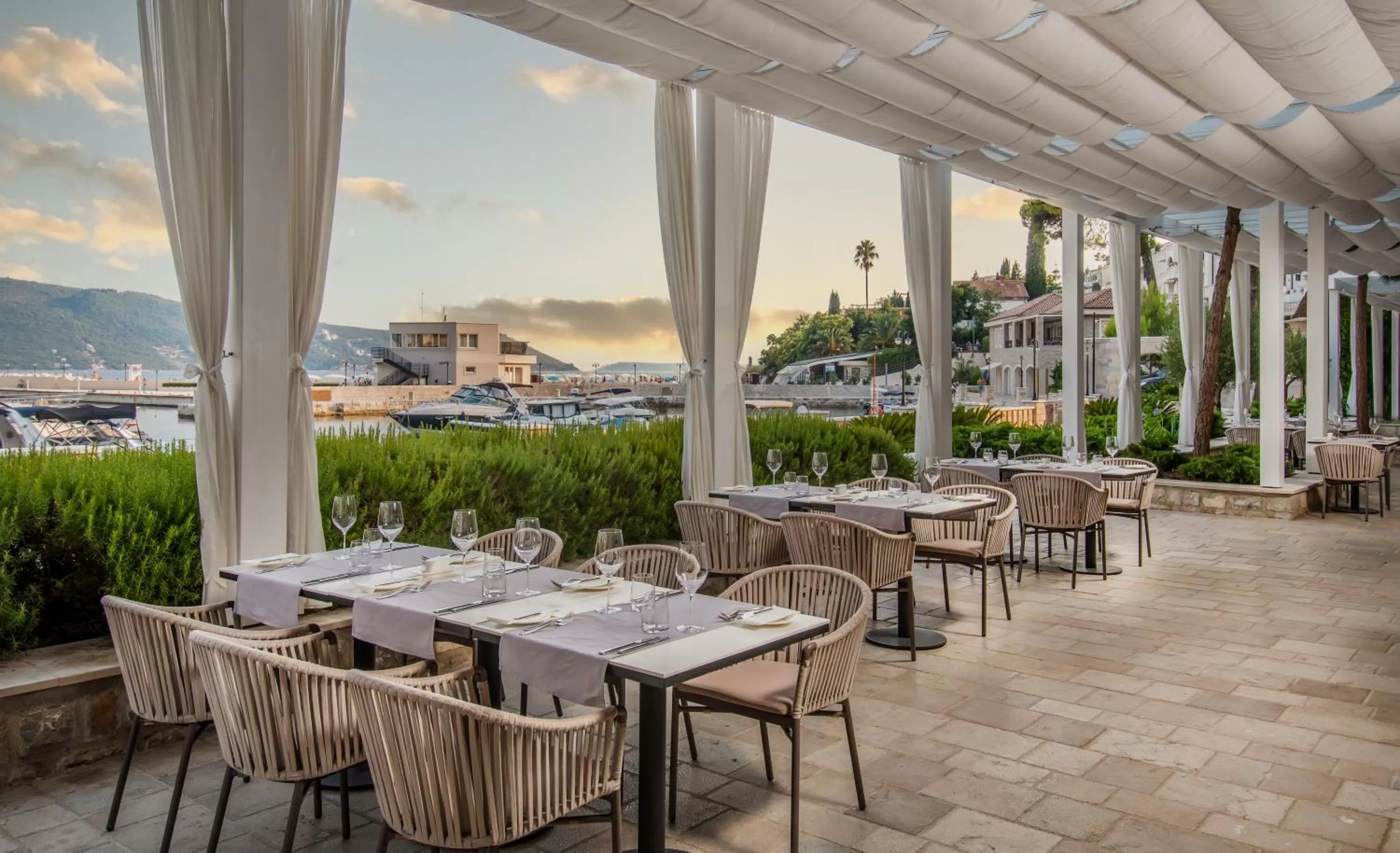 Restaurant/places to eat in Lazure Hotel & Marina