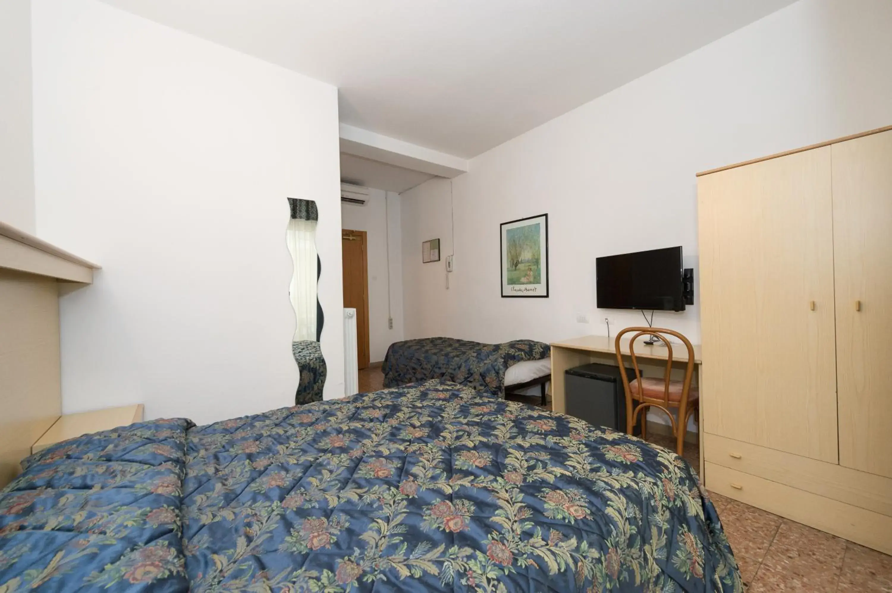 Triple Room with Balcony in Hotel Primo Triple Room with Balcony in Hotel Primo