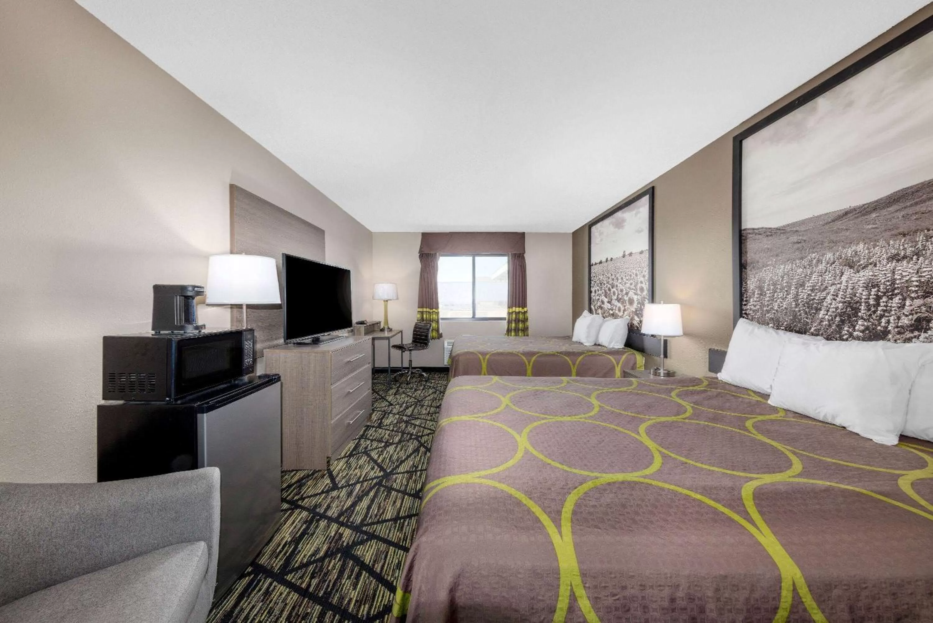 Photo of the whole room, Bed in Super 8 by Wyndham Pratt