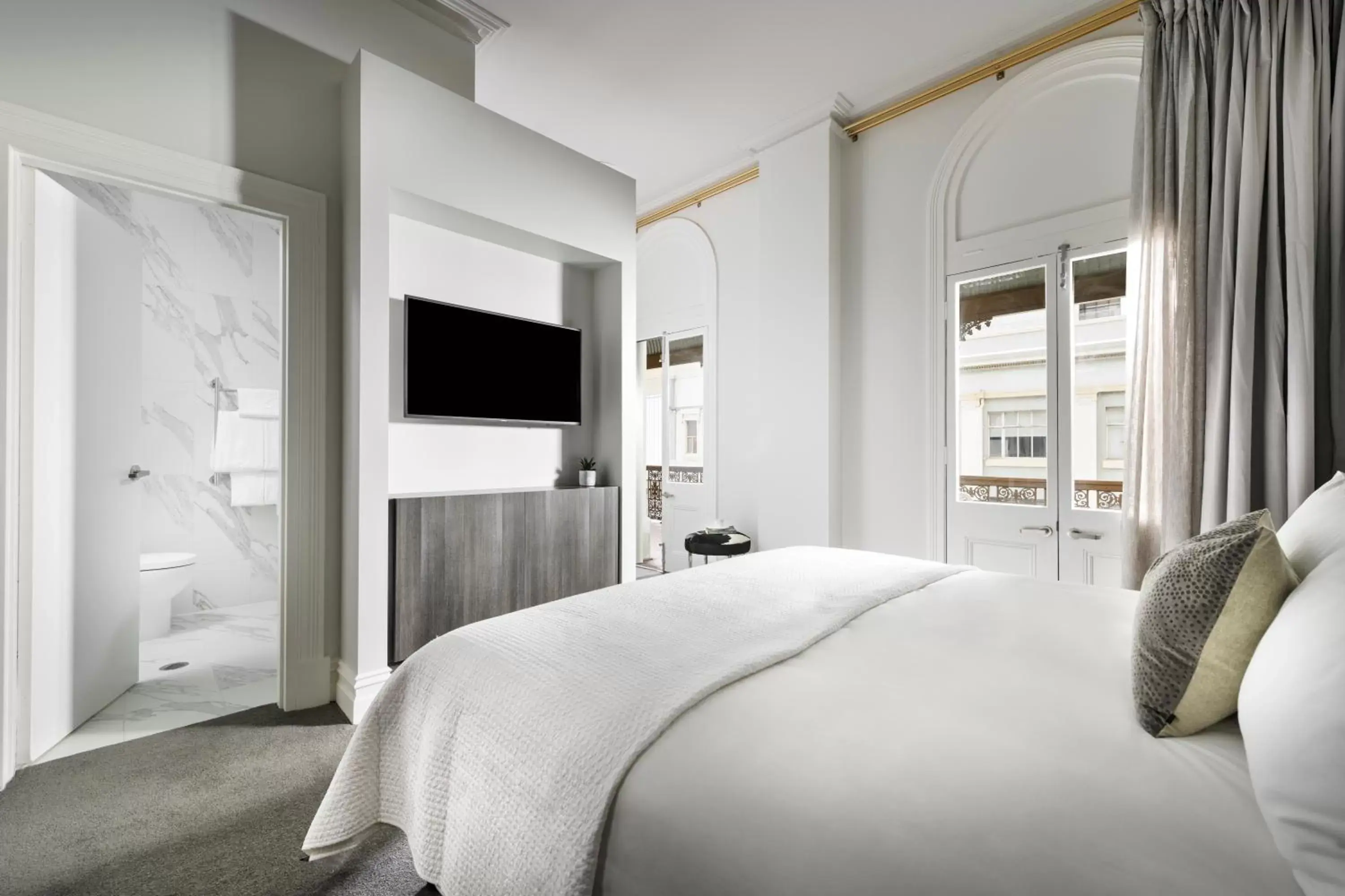 Heritage King Room with Veranda in The Melbourne Hotel Heritage King Room with Veranda in The Melbourne Hotel