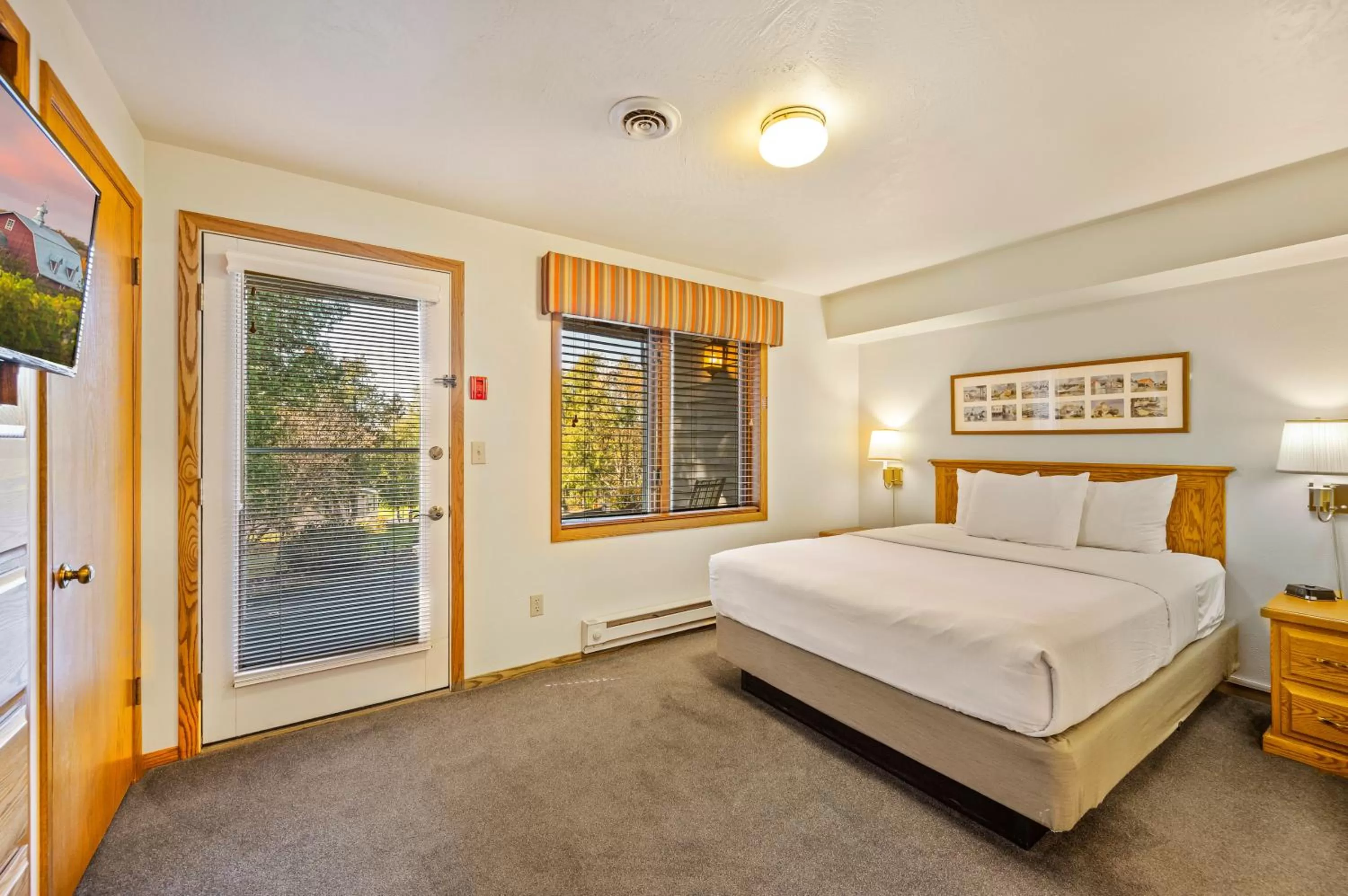Bedroom, Bed in Evergreen Hill Condominiums