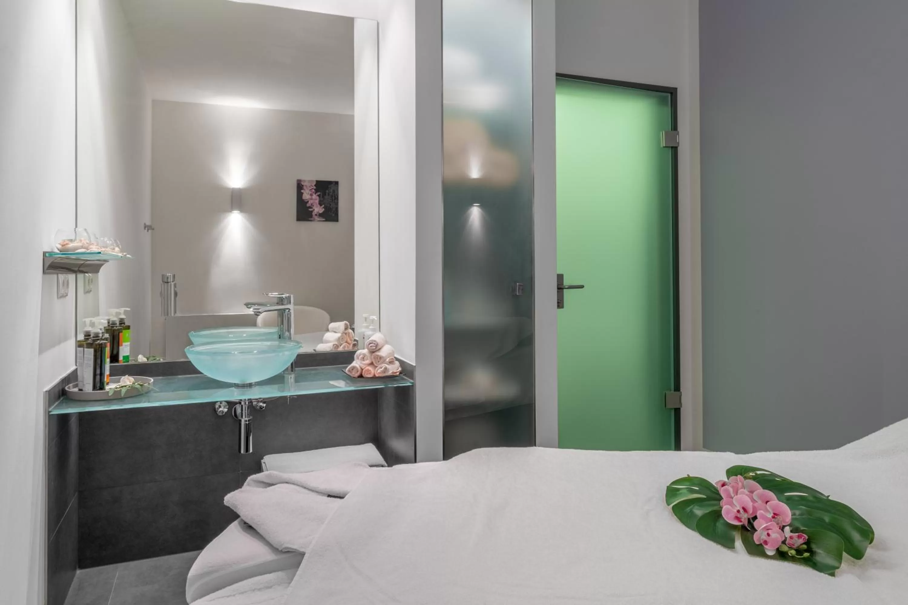 Massage, Bed in Hotel Yachtclub