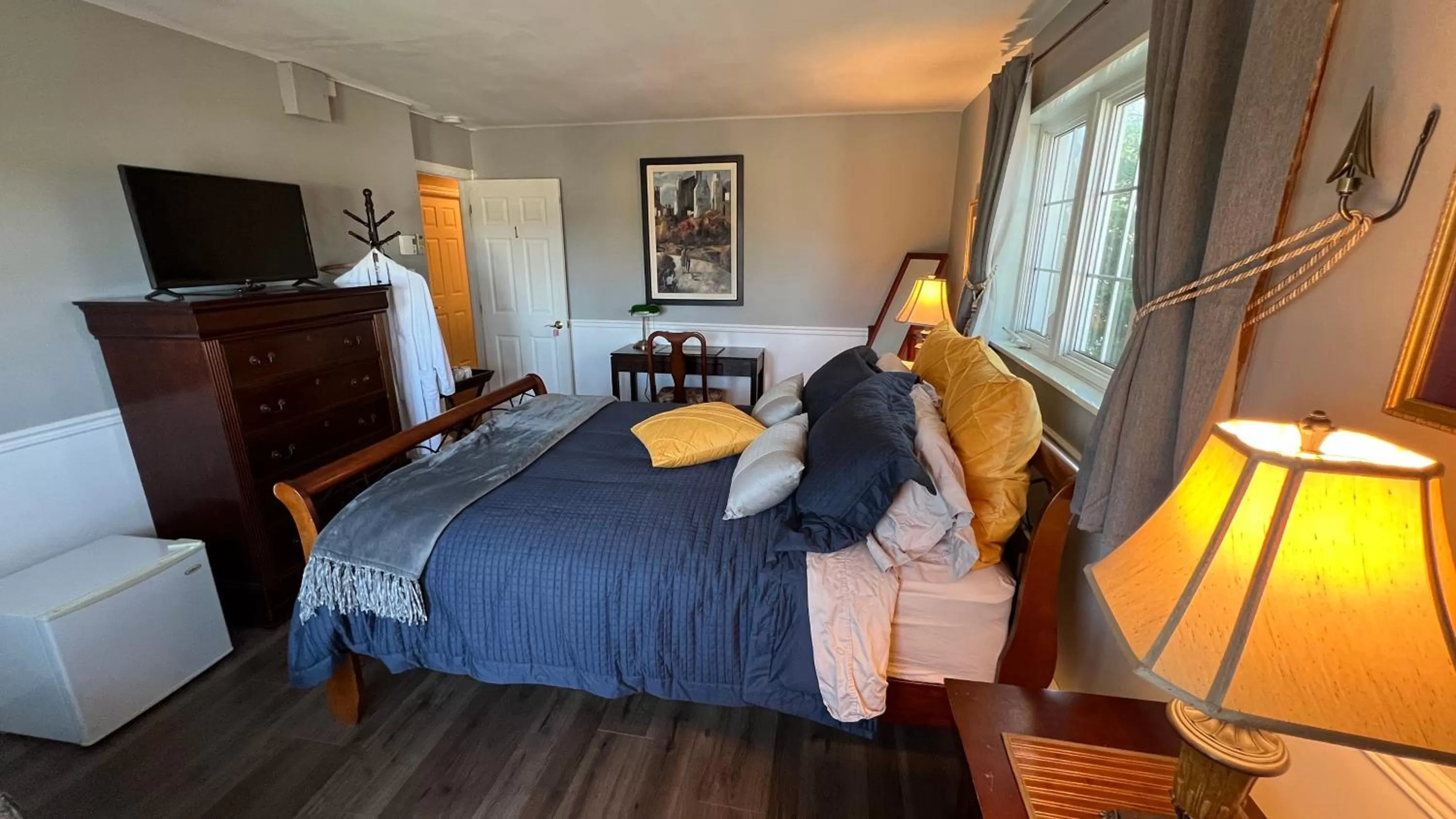 Photo of the whole room, Bed in Gîte du Caméléon