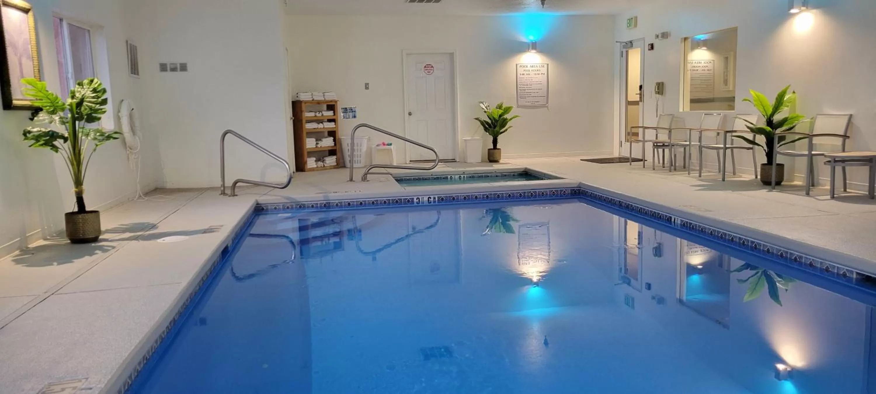 Swimming pool in Quality Inn & Suites Salina National Forest Area