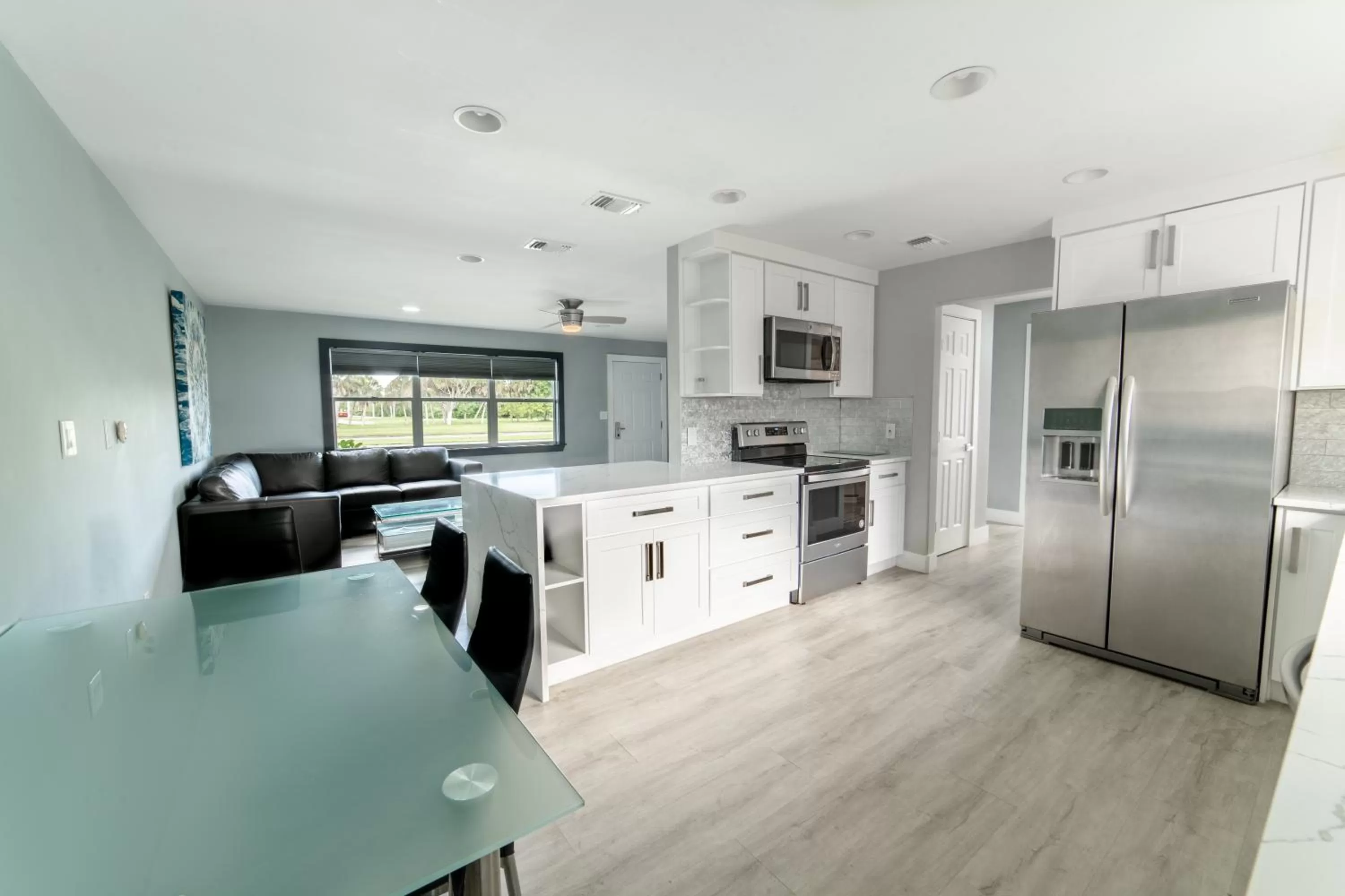 Kitchen or kitchenette in Everglades City Motel - Everglades Adventures Inn