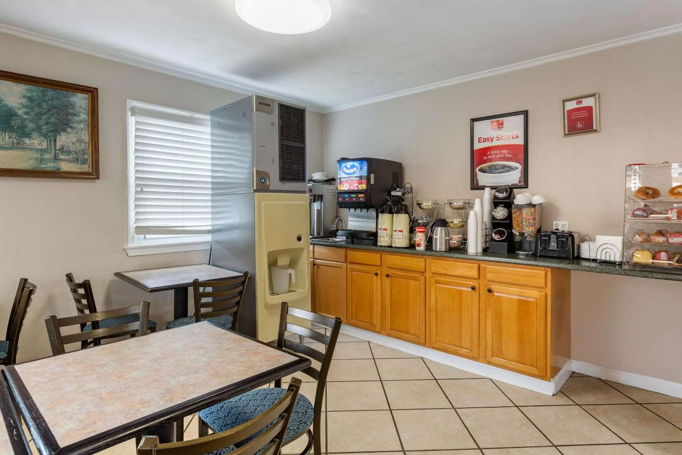 Restaurant/places to eat in Econo Lodge Sturbridge Route 20