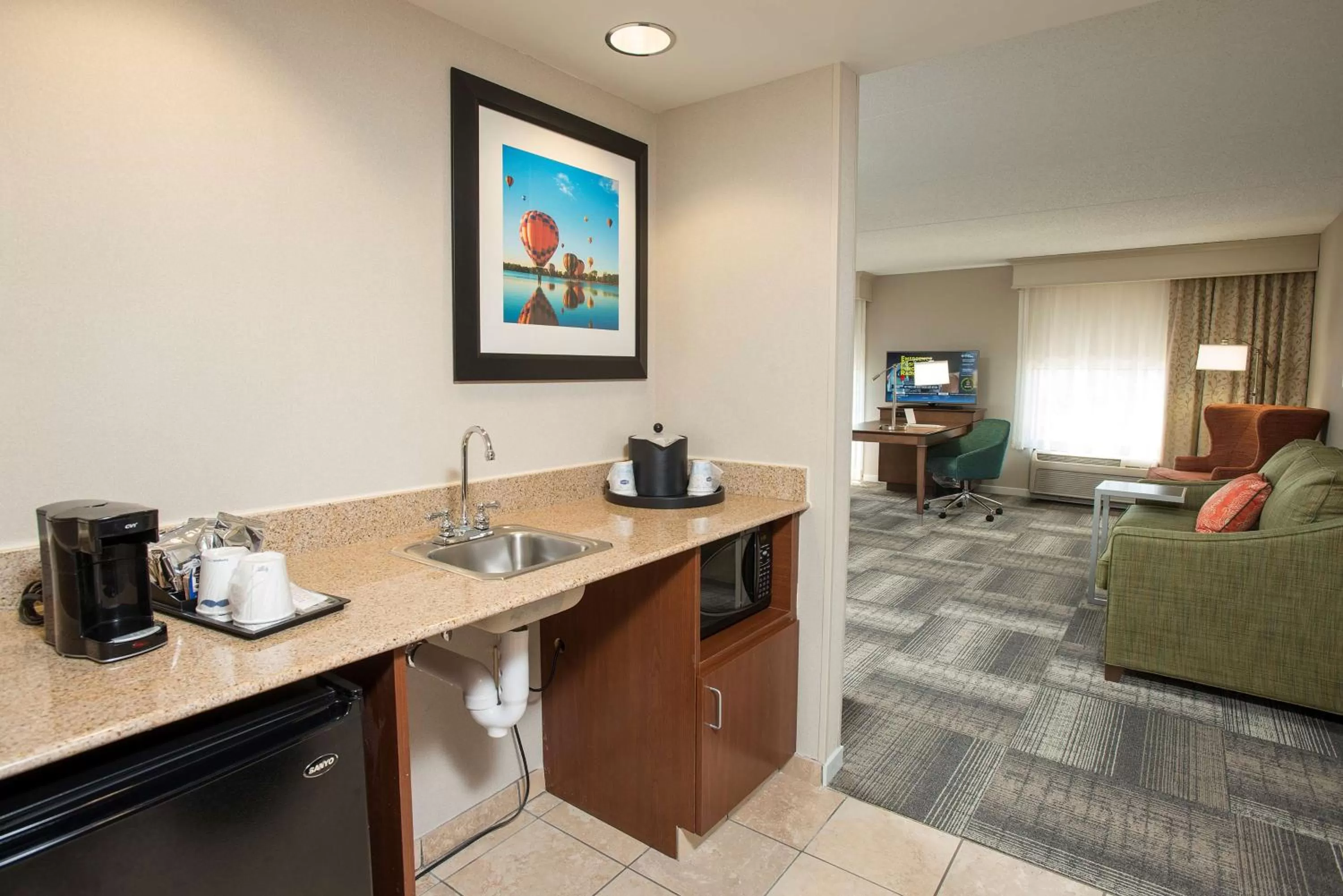 Bedroom in Hampton Inn & Suites Cincinnati-Union Centre