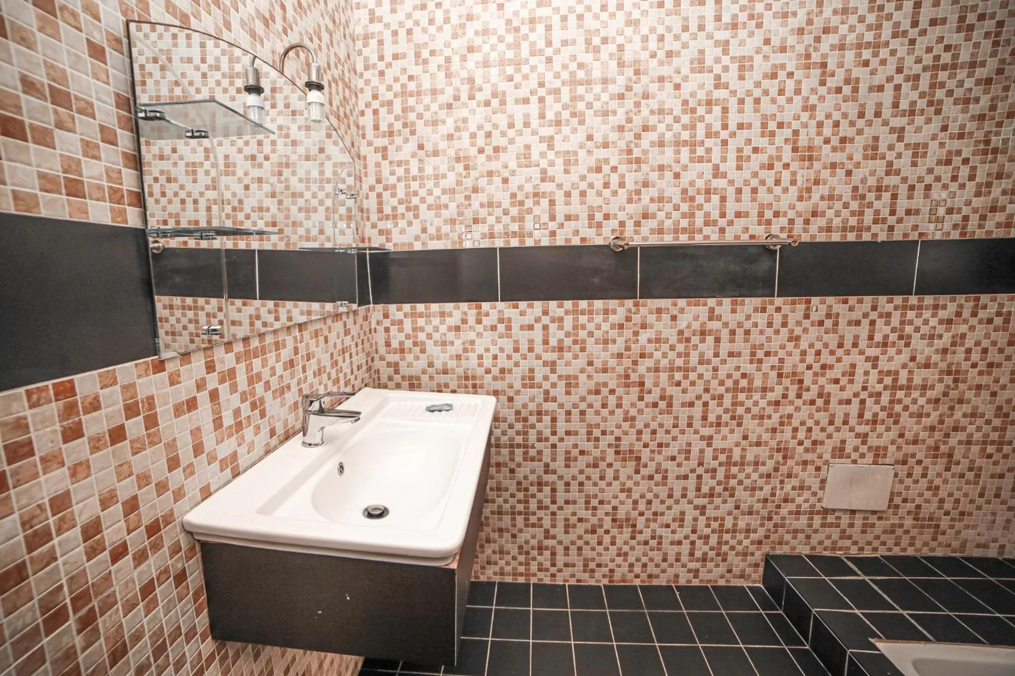 Shower, Bathroom in Fini Hotel Bobende