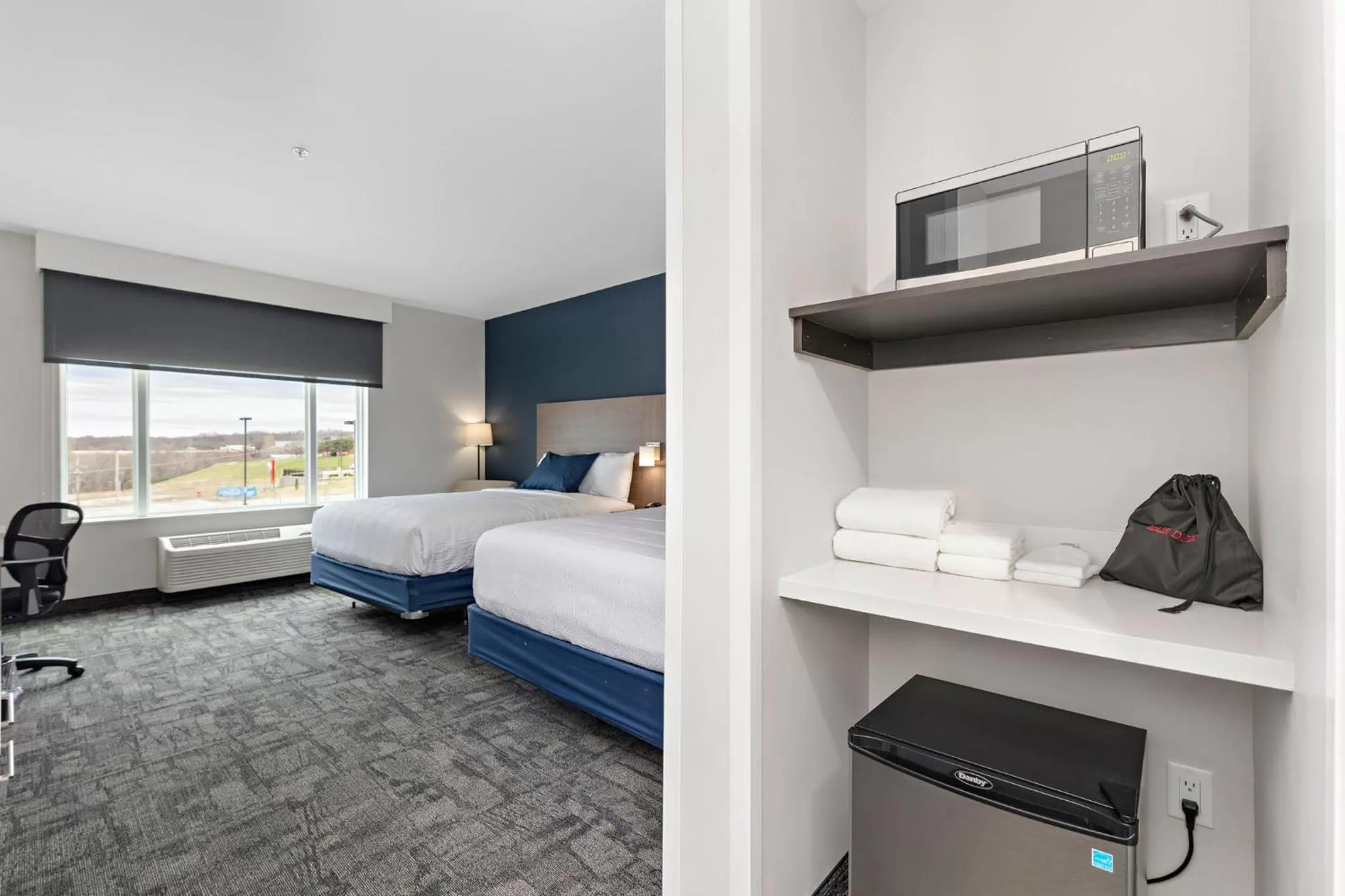 Photo of the whole room, Bed in Holiday Inn Express Kansas City North Parkville by IHG