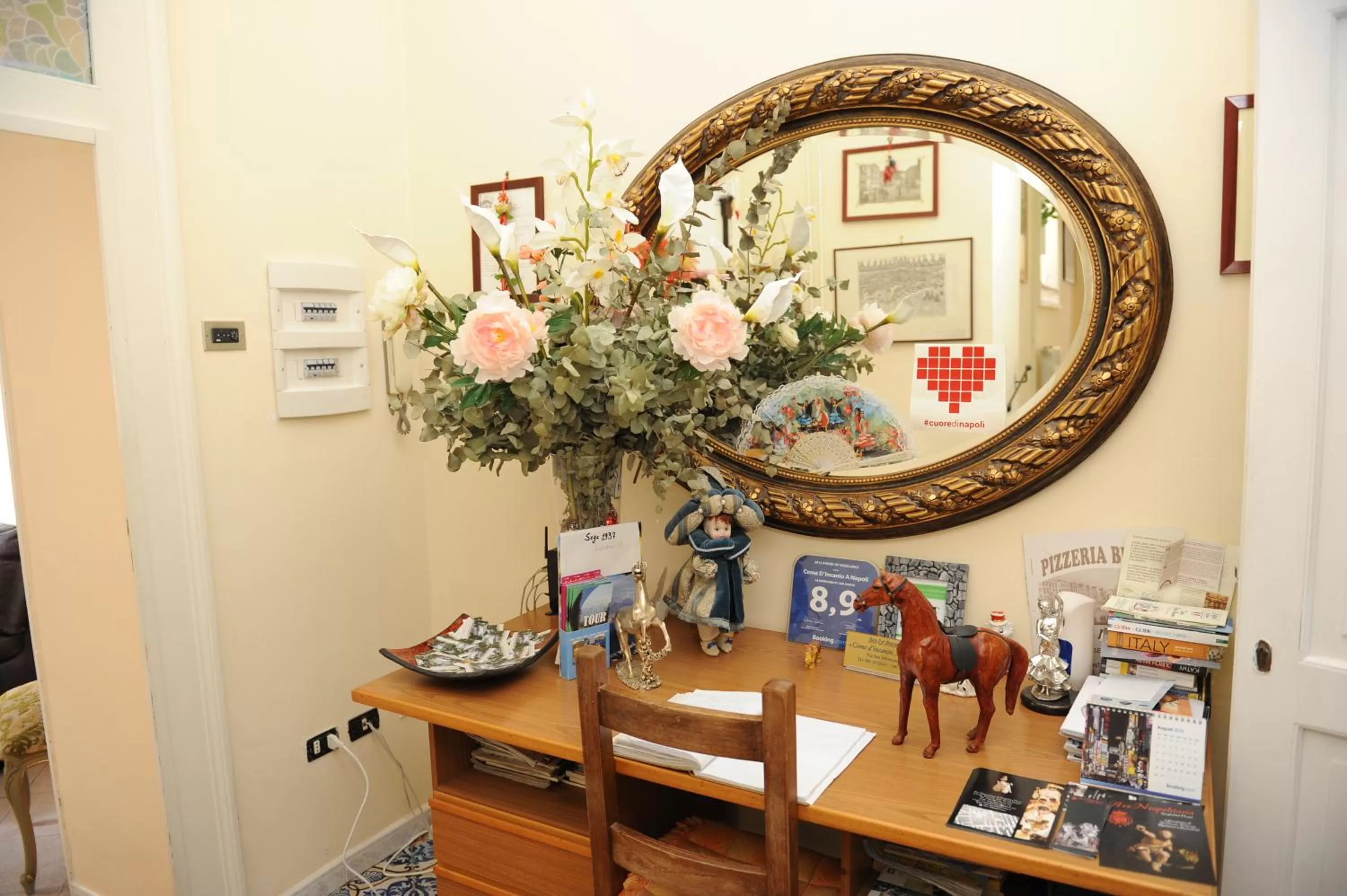 Decorative detail in Come D'Incanto A Napoli