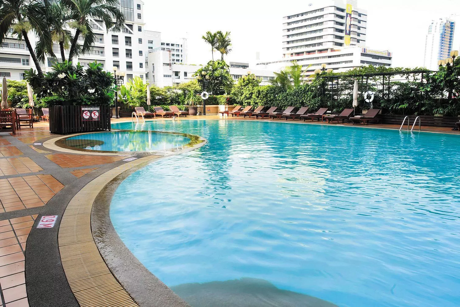 Swimming pool in Novotel Bangkok on Siam Square