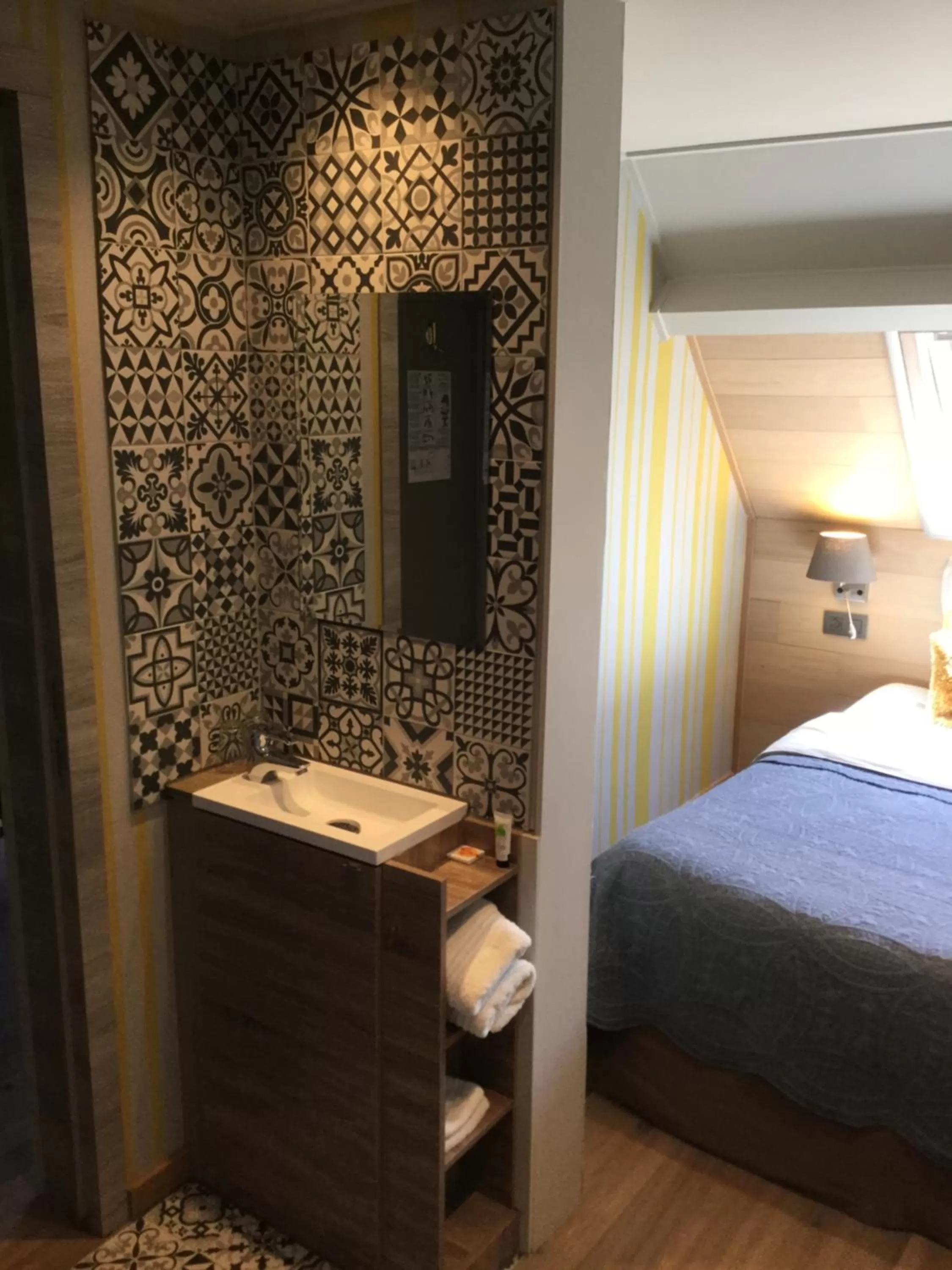 Bathroom, Bed in Boutique hotel Het Bloemenhof
