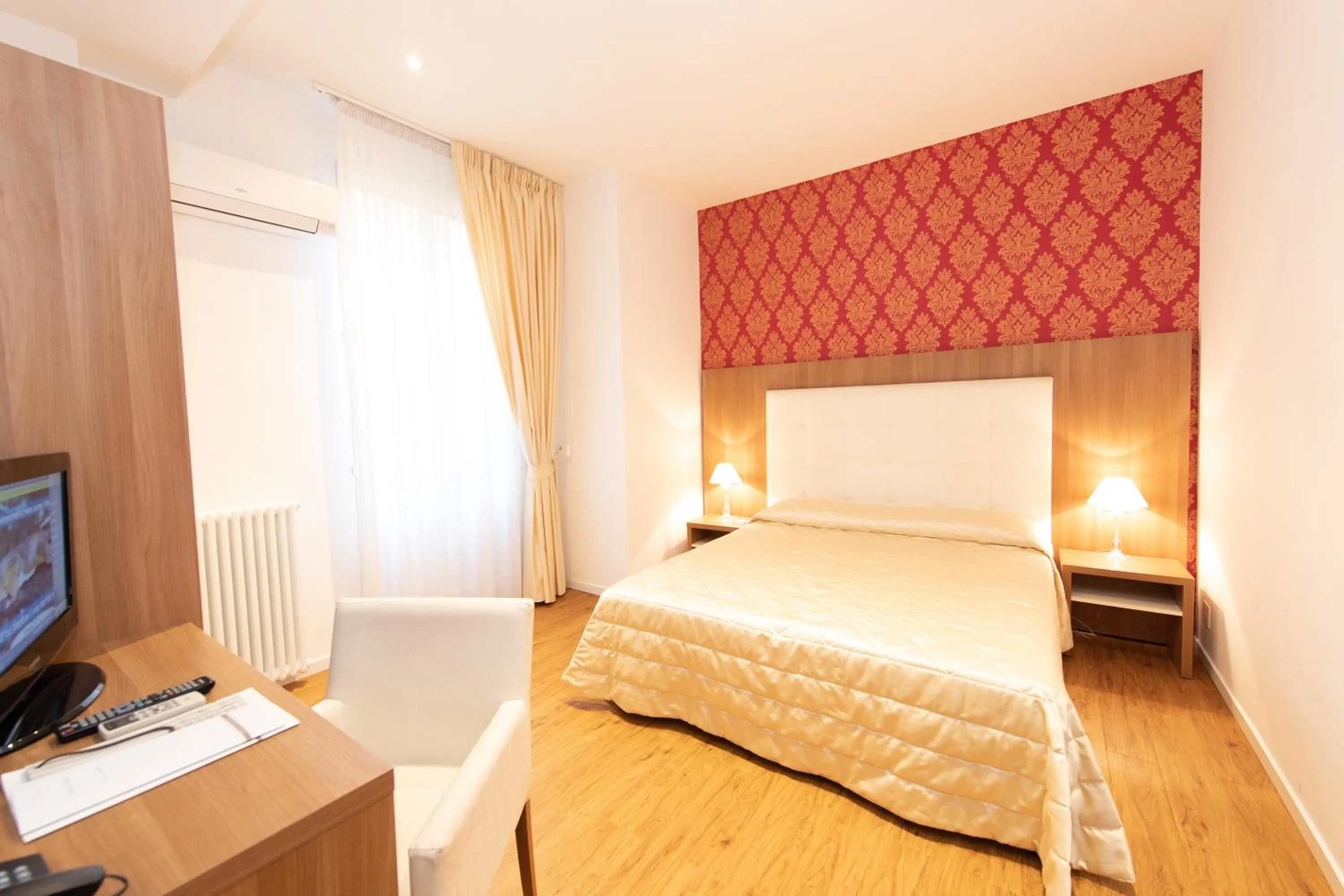 Bedroom, Bed in Albergo Rossini 1936 Small & Charming