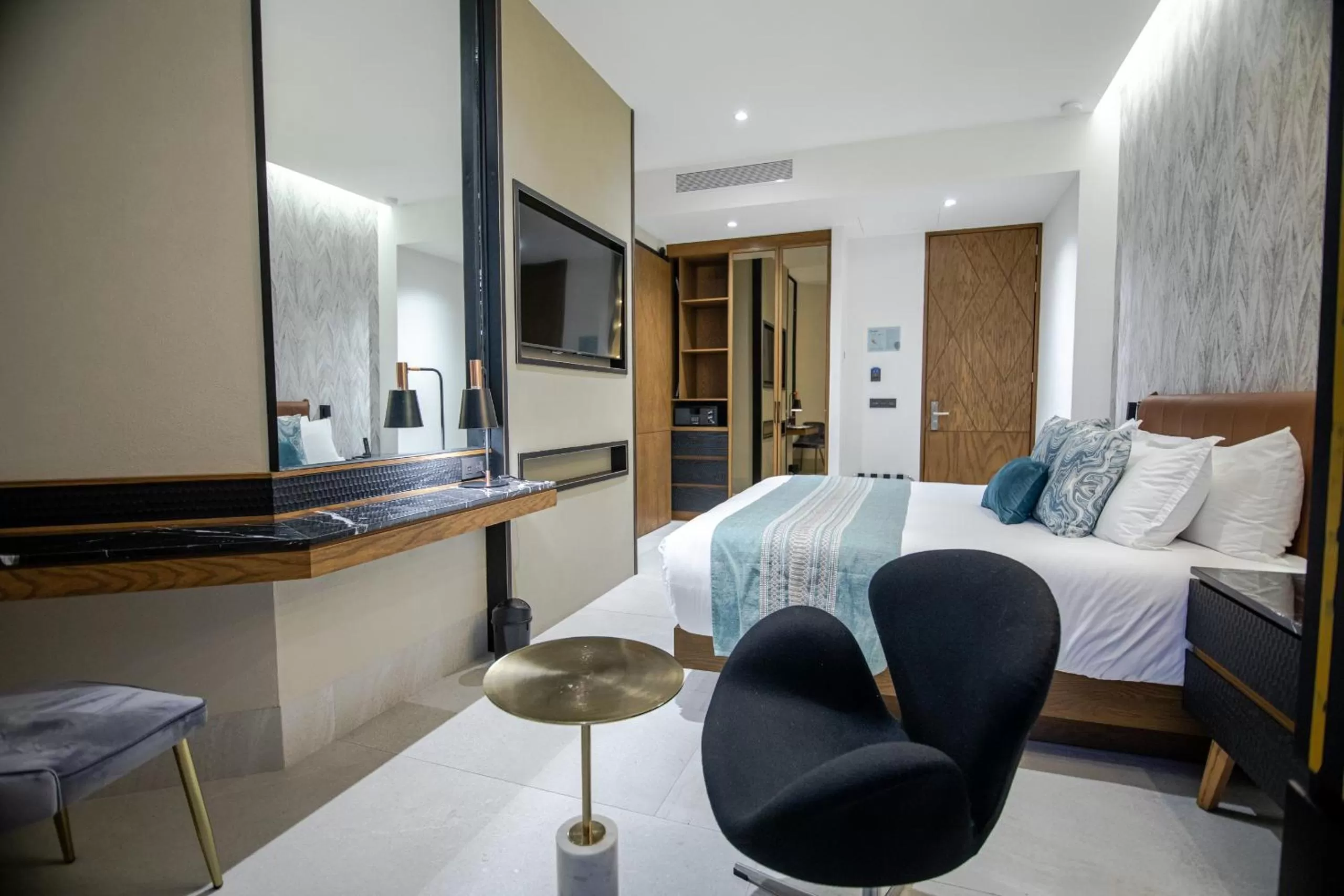 Seating area, Bed in Becquer Hotel Guadalajara