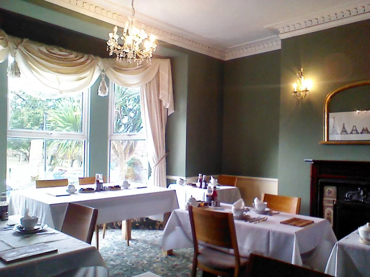 Food and drinks in Mountbatten Hotel