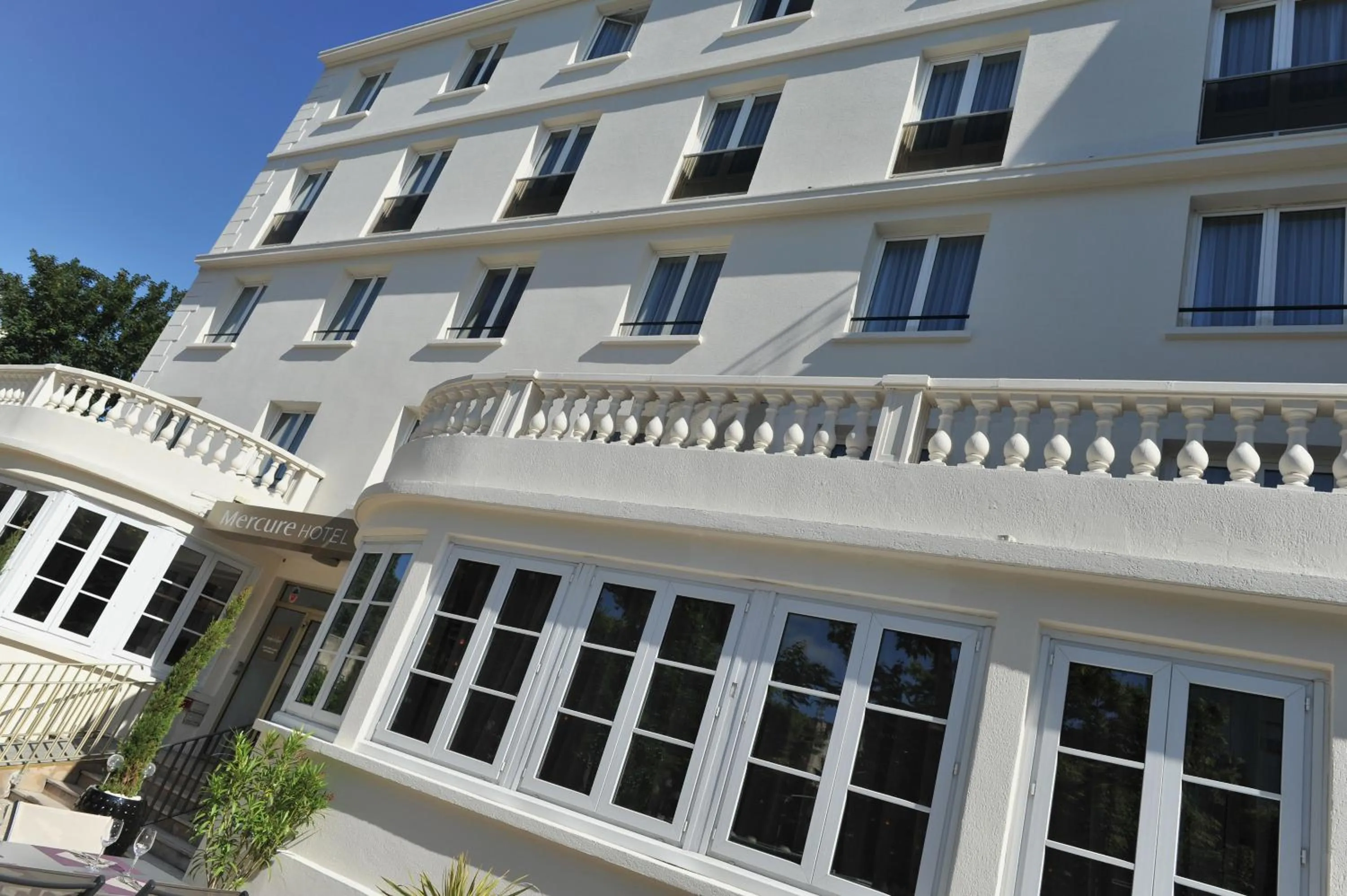 Facade/entrance in Mercure Paris Saint Cloud Hippodrome