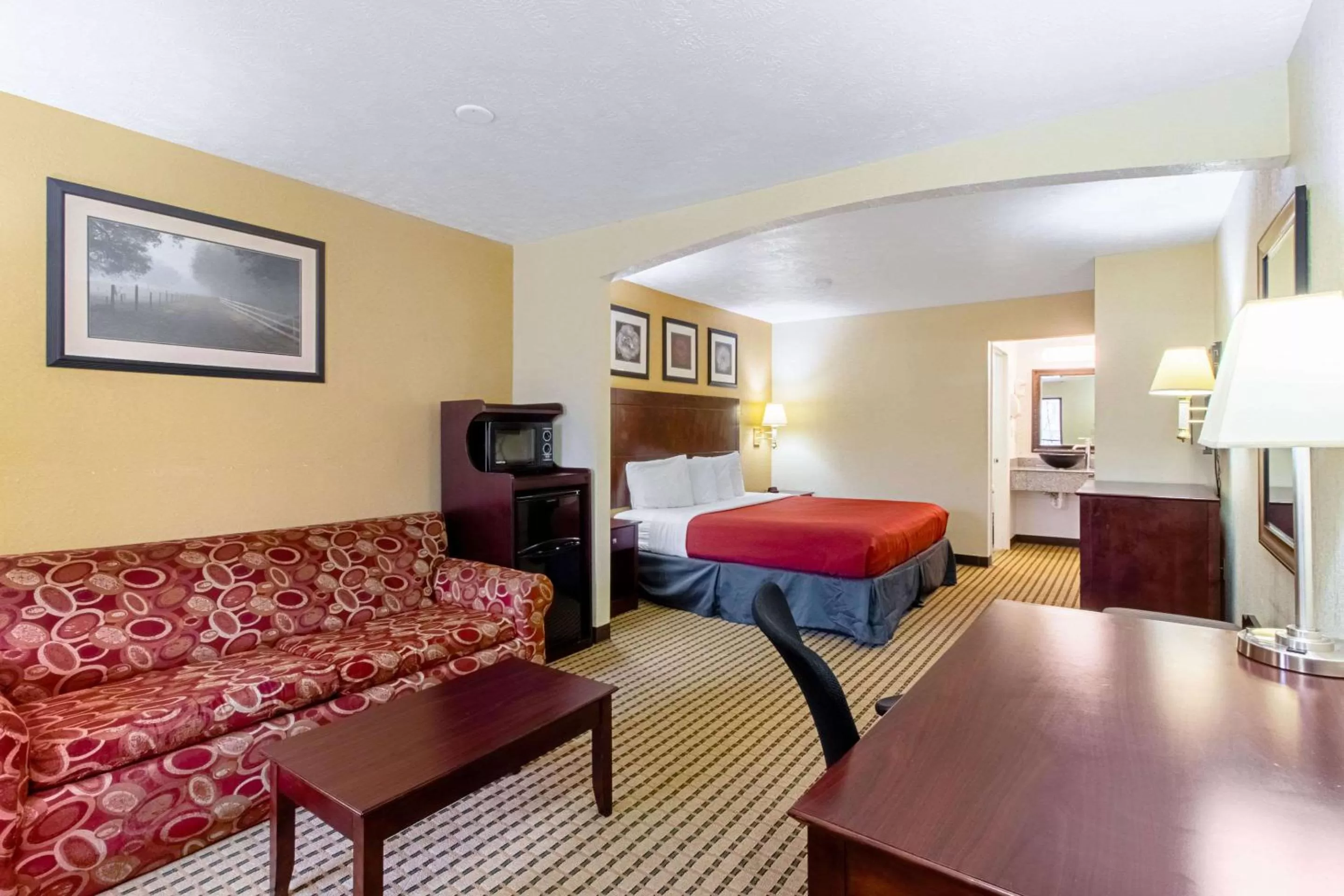Photo of the whole room, Bed in Quality Inn & Suites Dickson