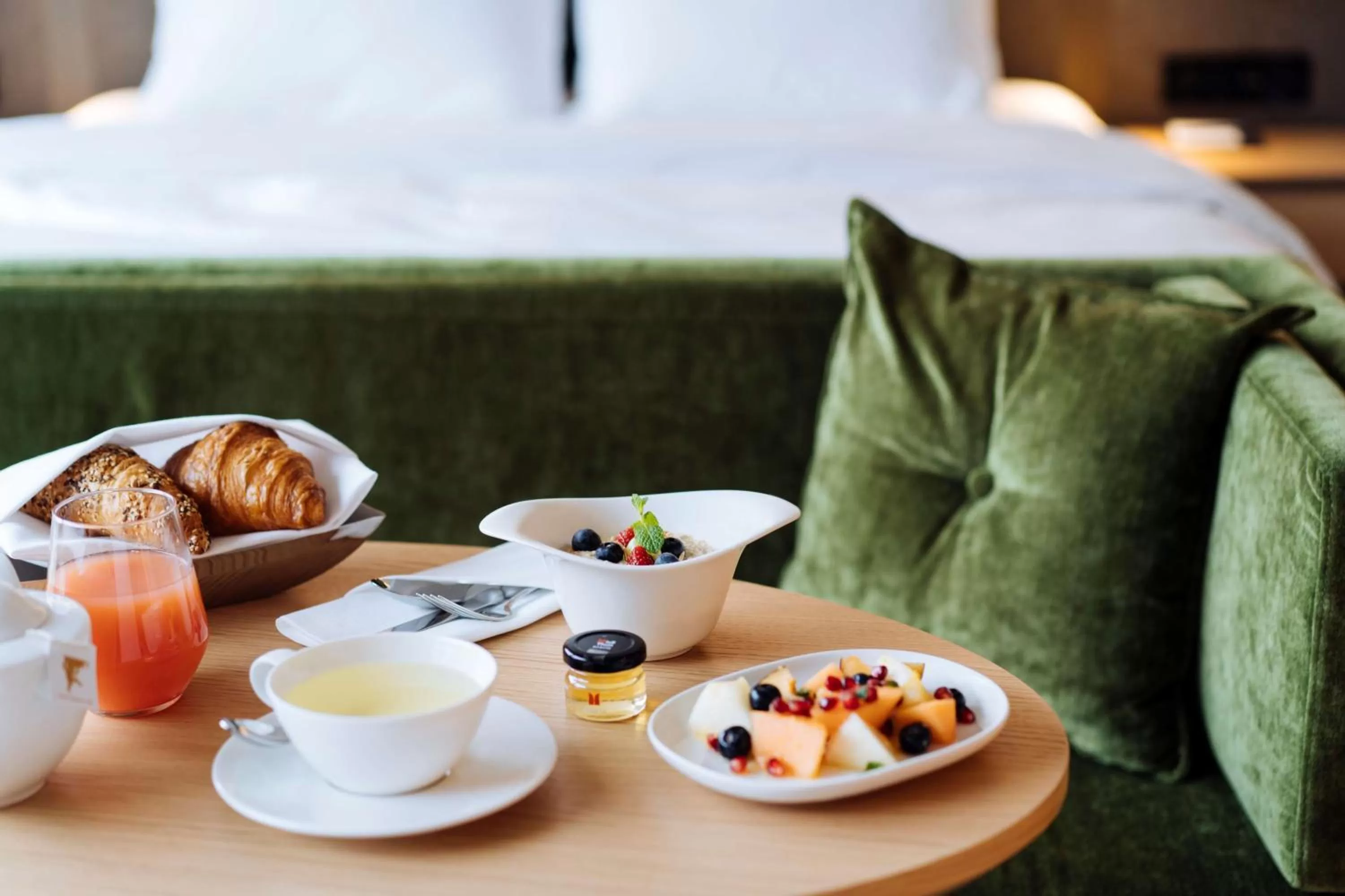 Restaurant/places to eat, Bed in Hyatt Regency Zurich Airport Circle