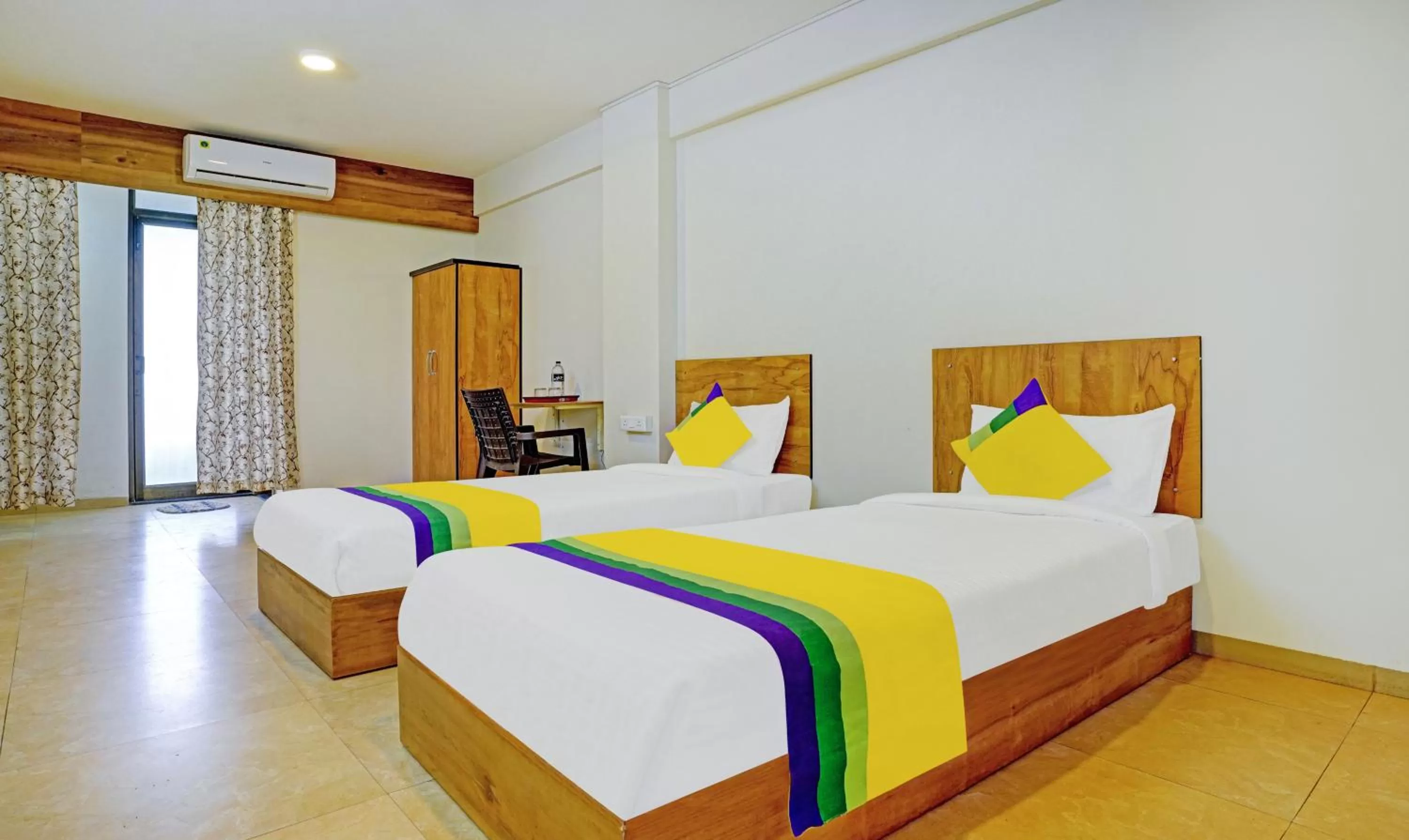 Bedroom, Bed in Itsy Hotels Oasis Pride