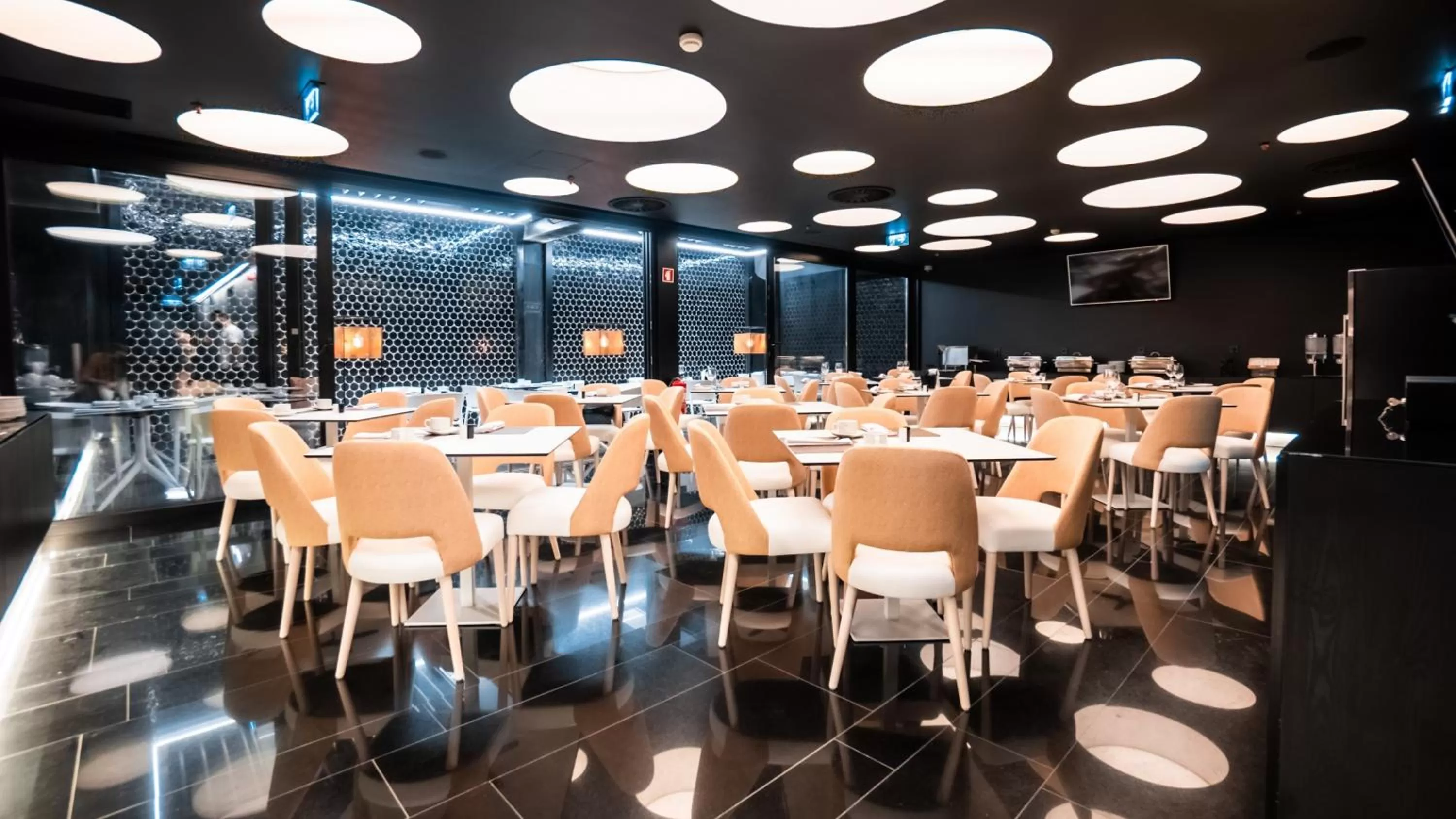 Restaurant/places to eat in Hills Hotel Lisboa