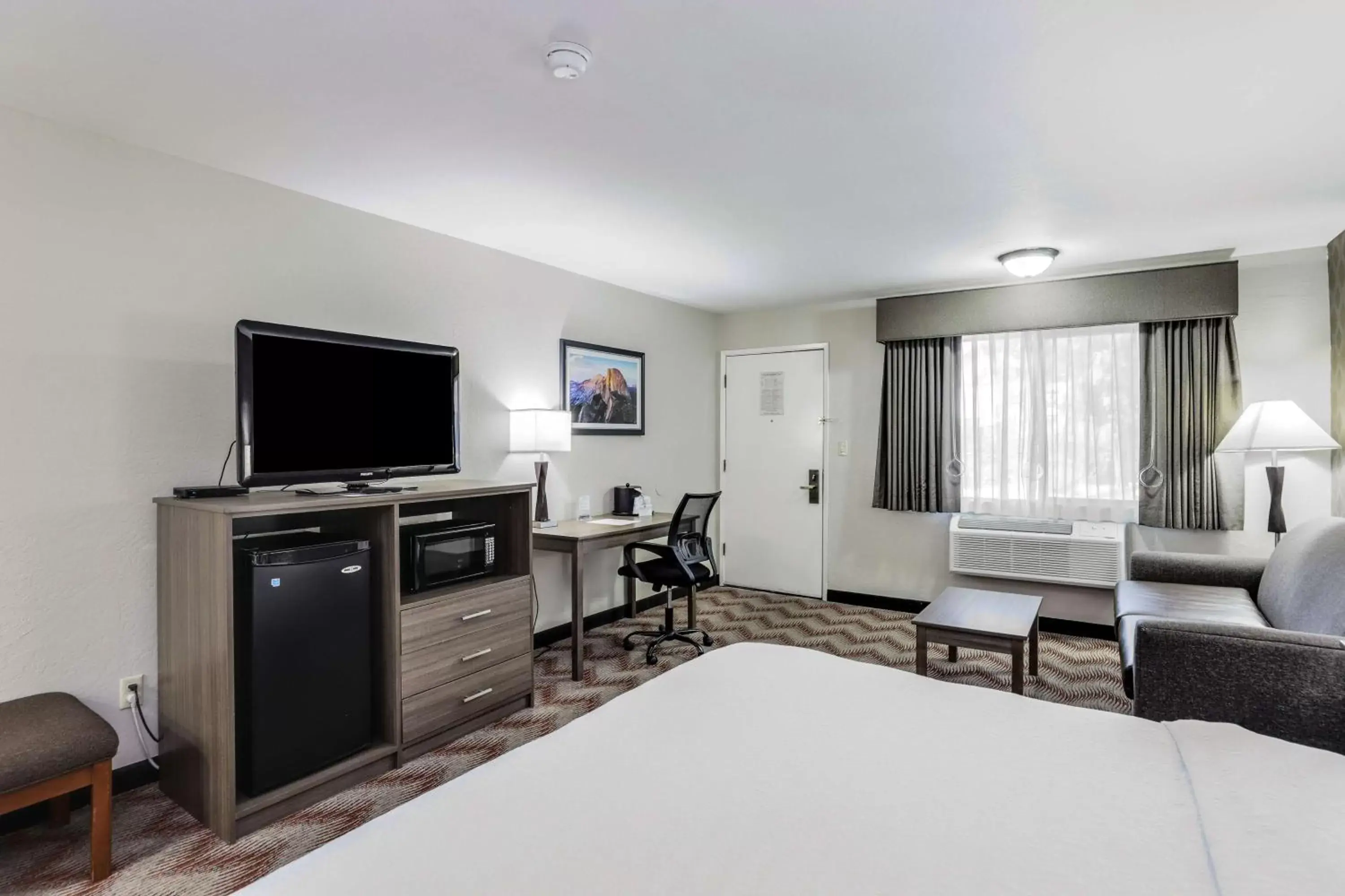 King Room with Roll-In Shower - Disability Access in Best Western Plus Sonora Oaks Hotel and Conference Center King Room with Roll-In Shower - Disability Access in Best Western Plus Sonora Oaks Hotel and Conference Center