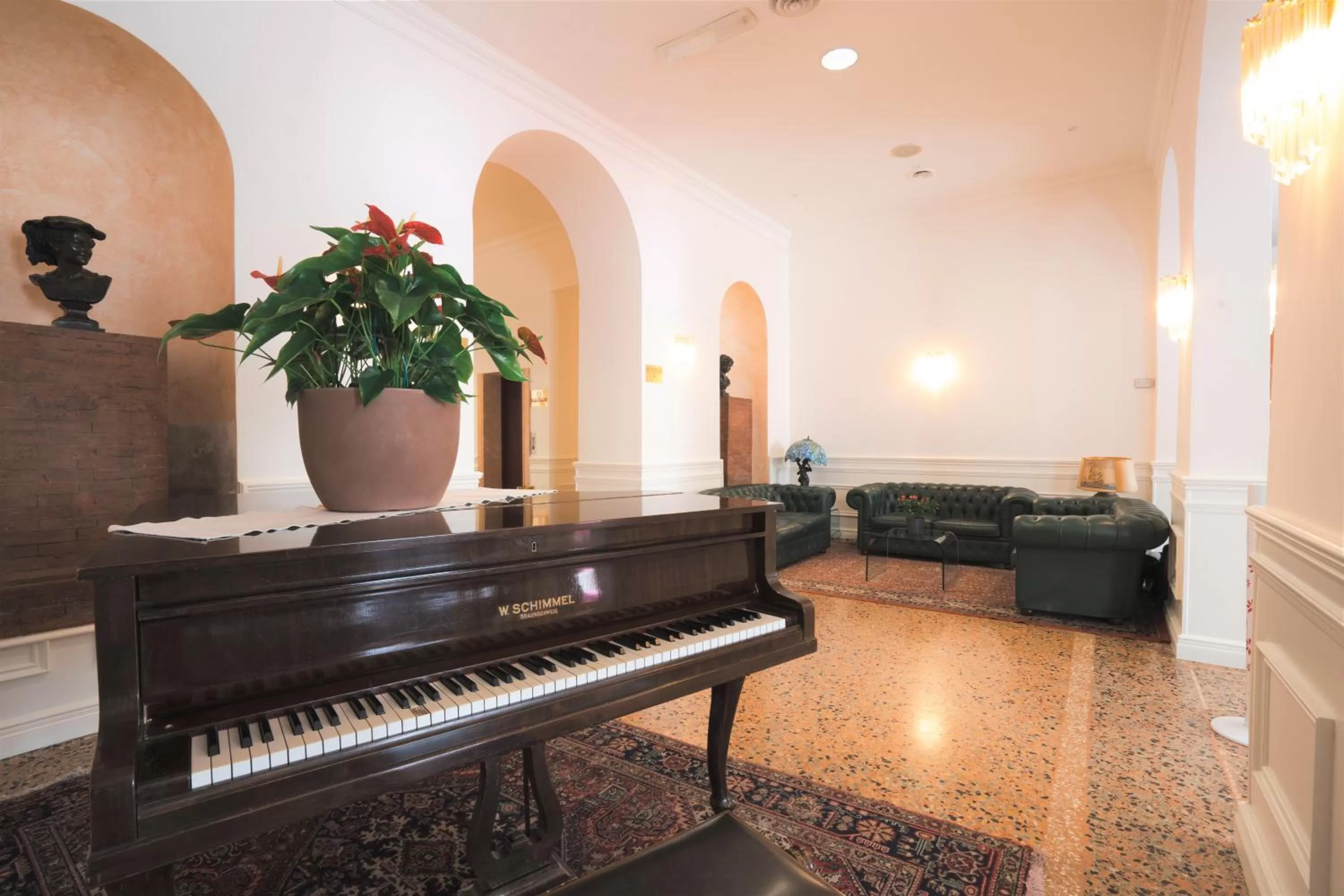 Communal lounge/ TV room in Rechigi Park Hotel