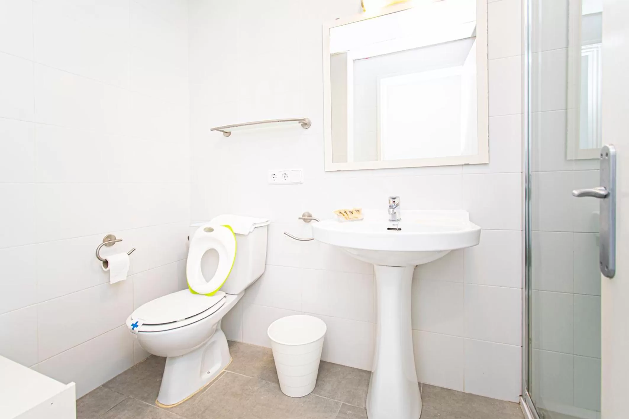 Shower in Apartamentos Falcó