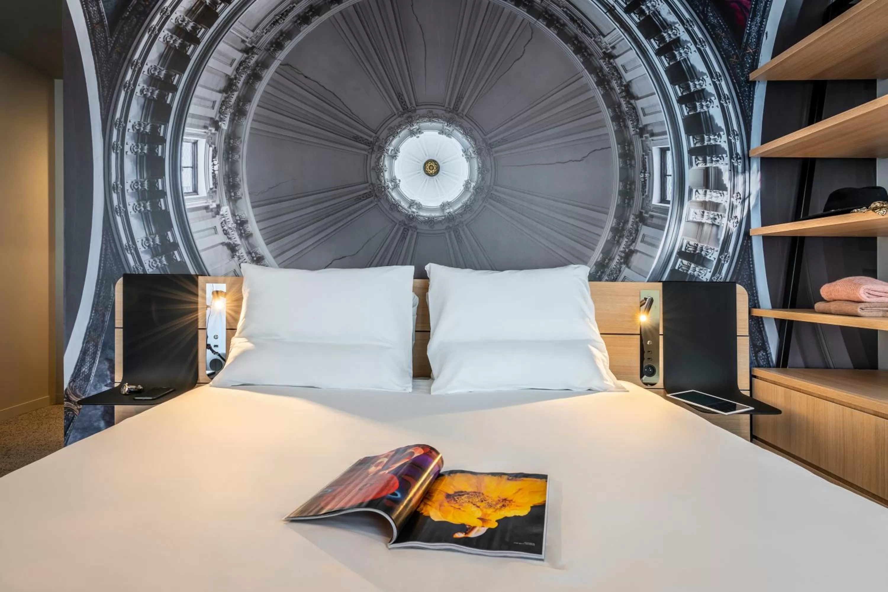 Bed in Novotel Paris 20 Belleville