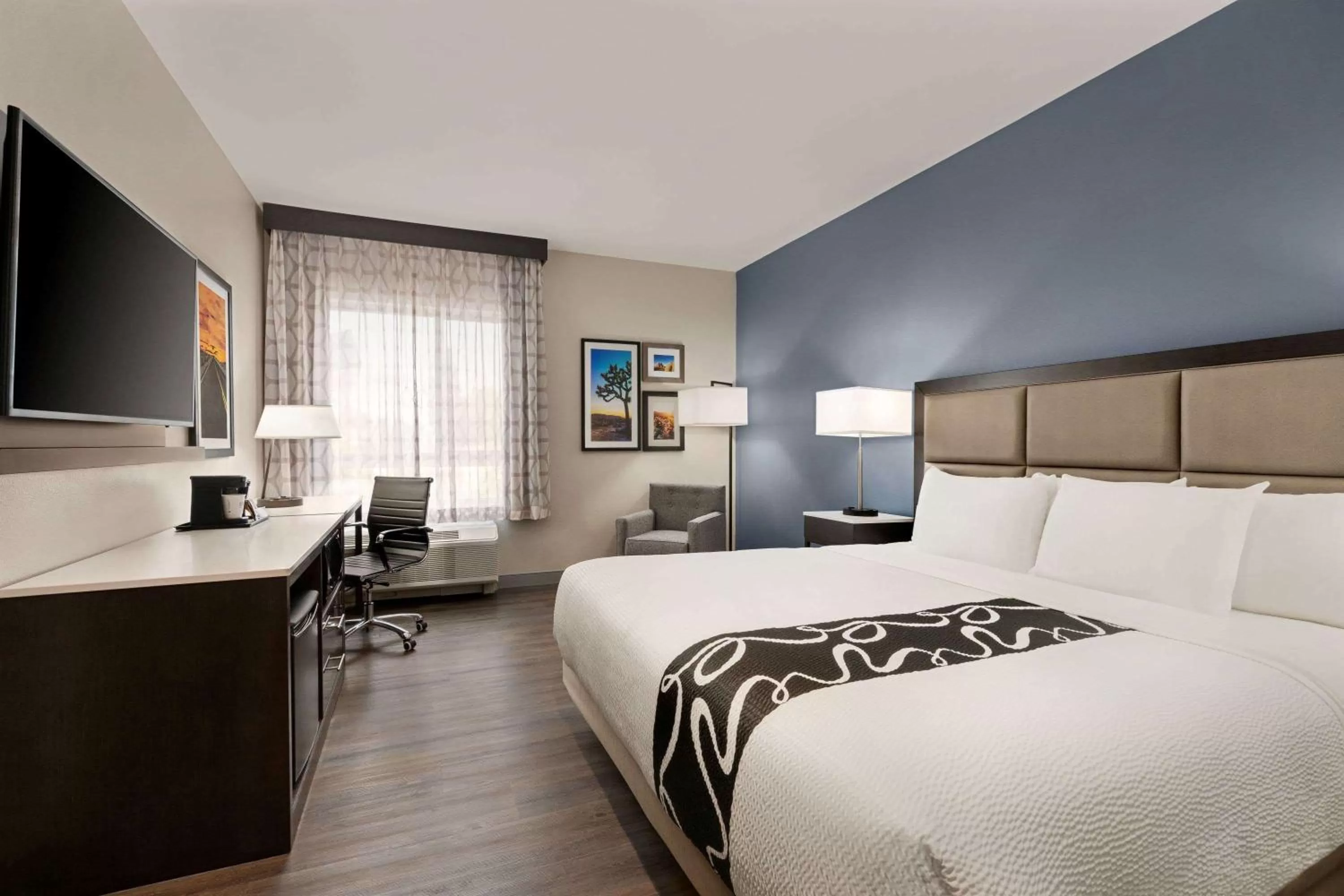 Photo of the whole room, Bed in La Quinta Inn & Suites by Wyndham San Bernardino