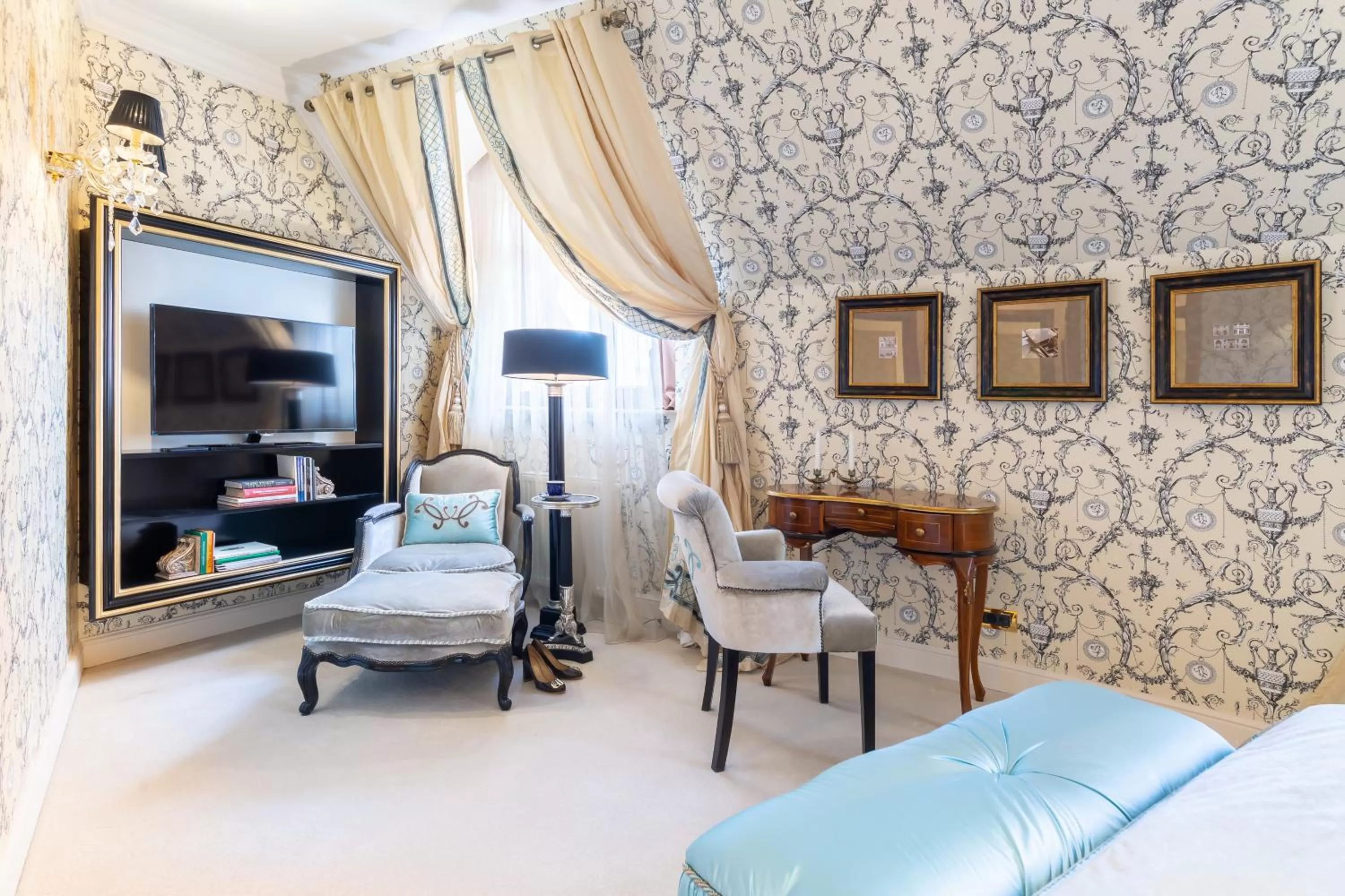 Seating area, Bed in Suter Palace Heritage Boutique Hotel