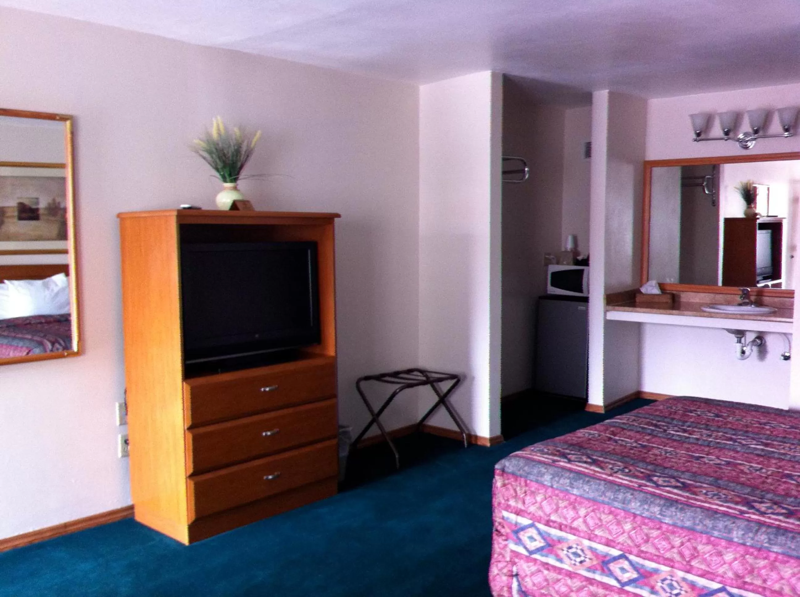 Decorative detail, Bed in Legacy Inn