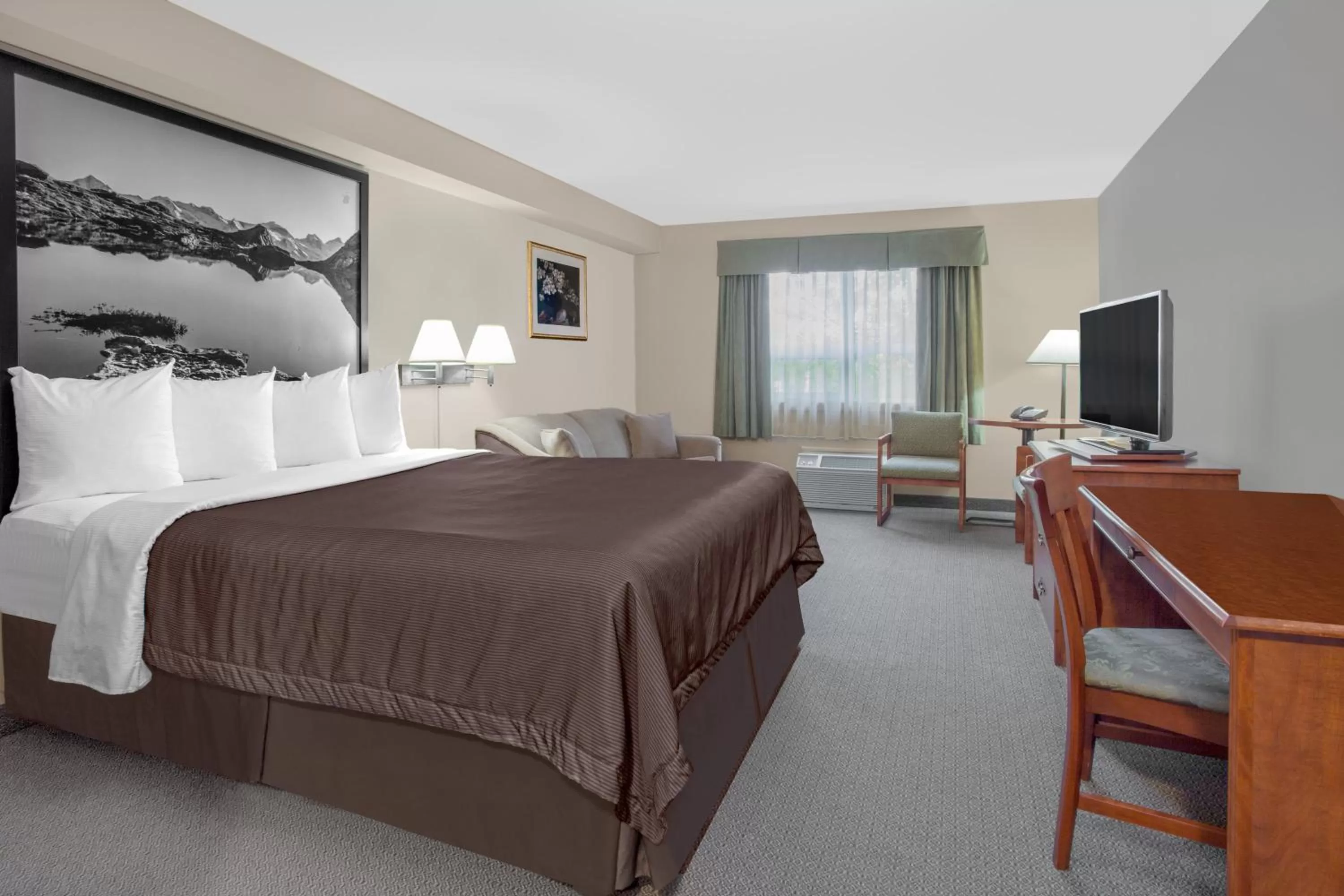 Photo of the whole room, Bed in Super 8 by Wyndham Sault Ste Marie On