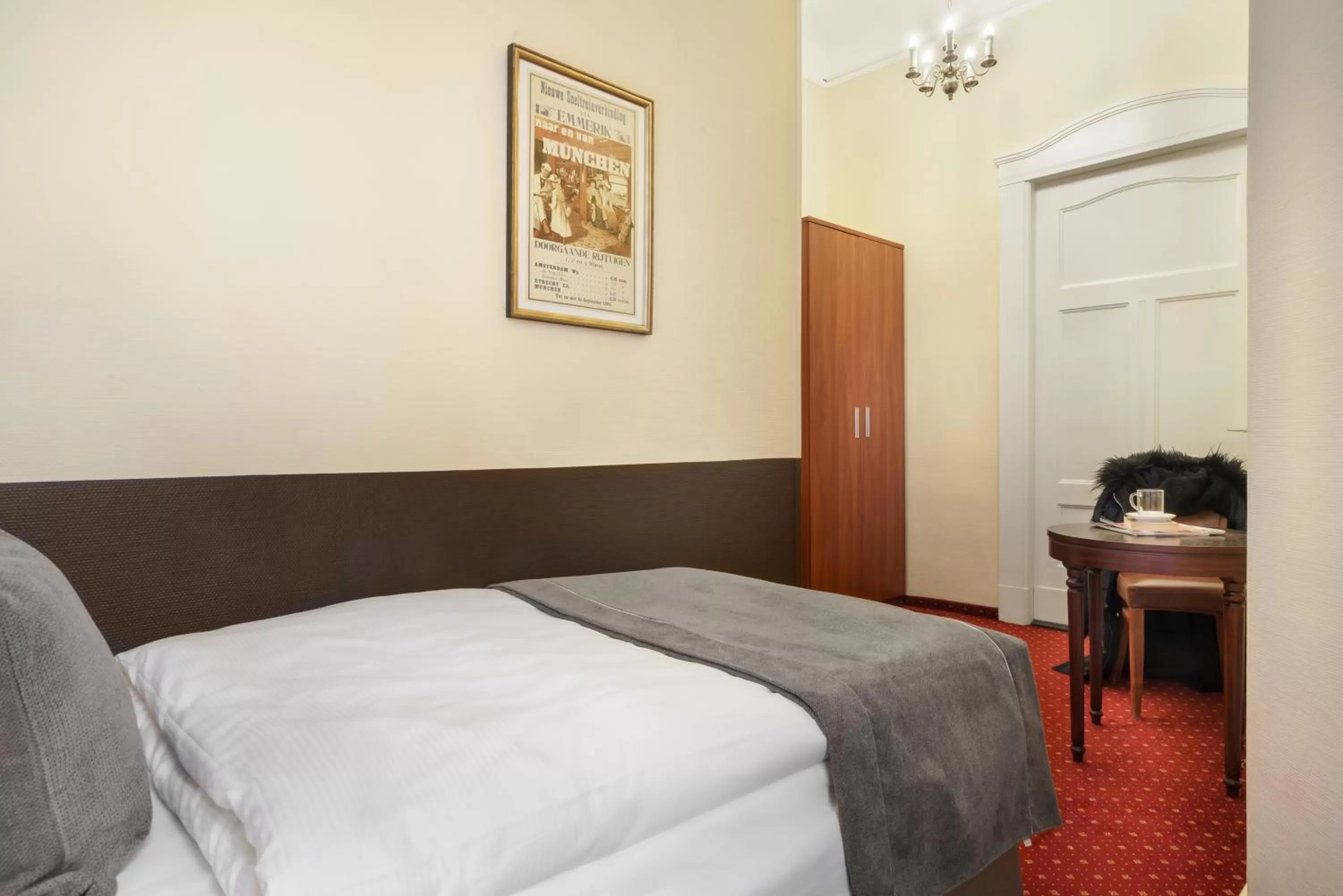 Photo of the whole room, Bed in Hotel Kronprinz Hamburg Hauptbahnhof