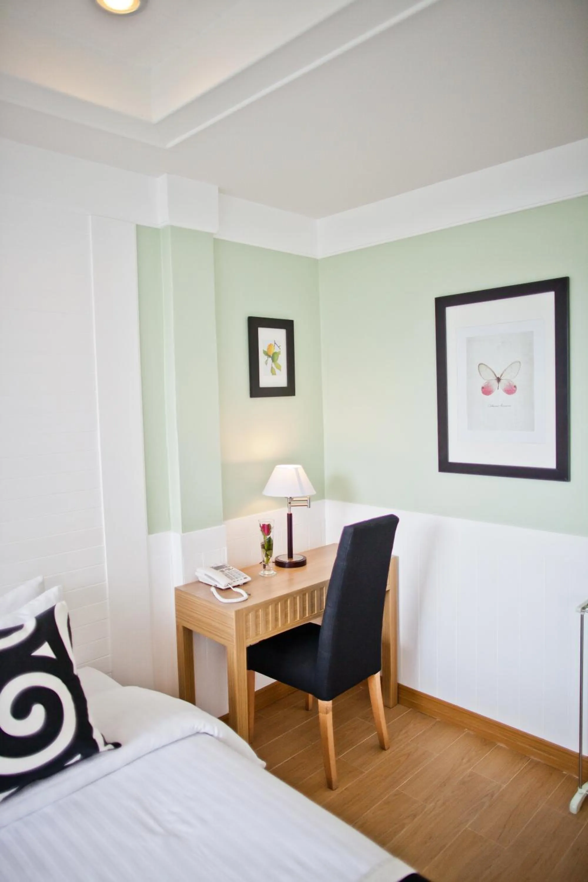 Seating area, Bed in Paradise Hotel Udonthani