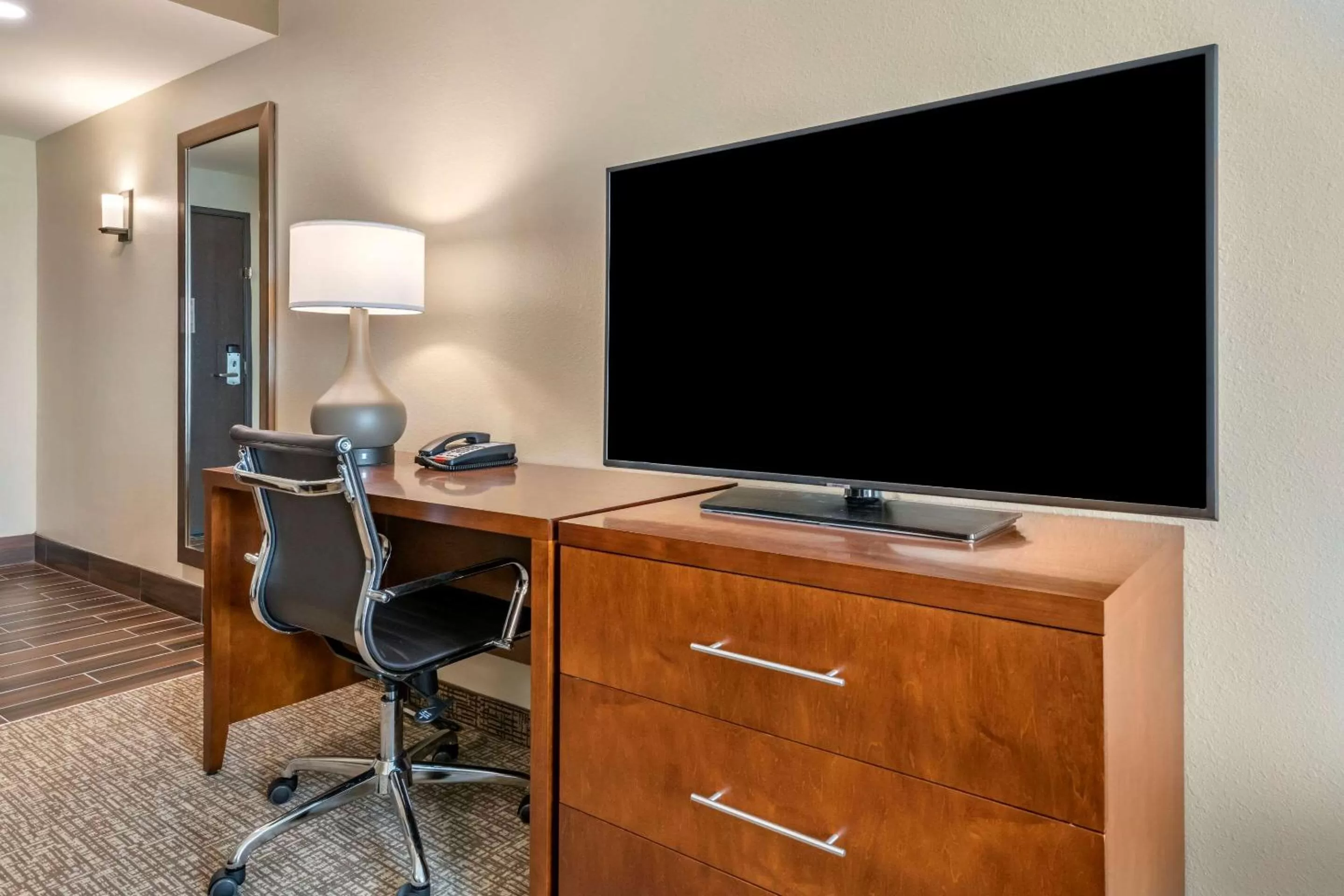 Bedroom in Comfort Suites Daytona Beach-Speedway