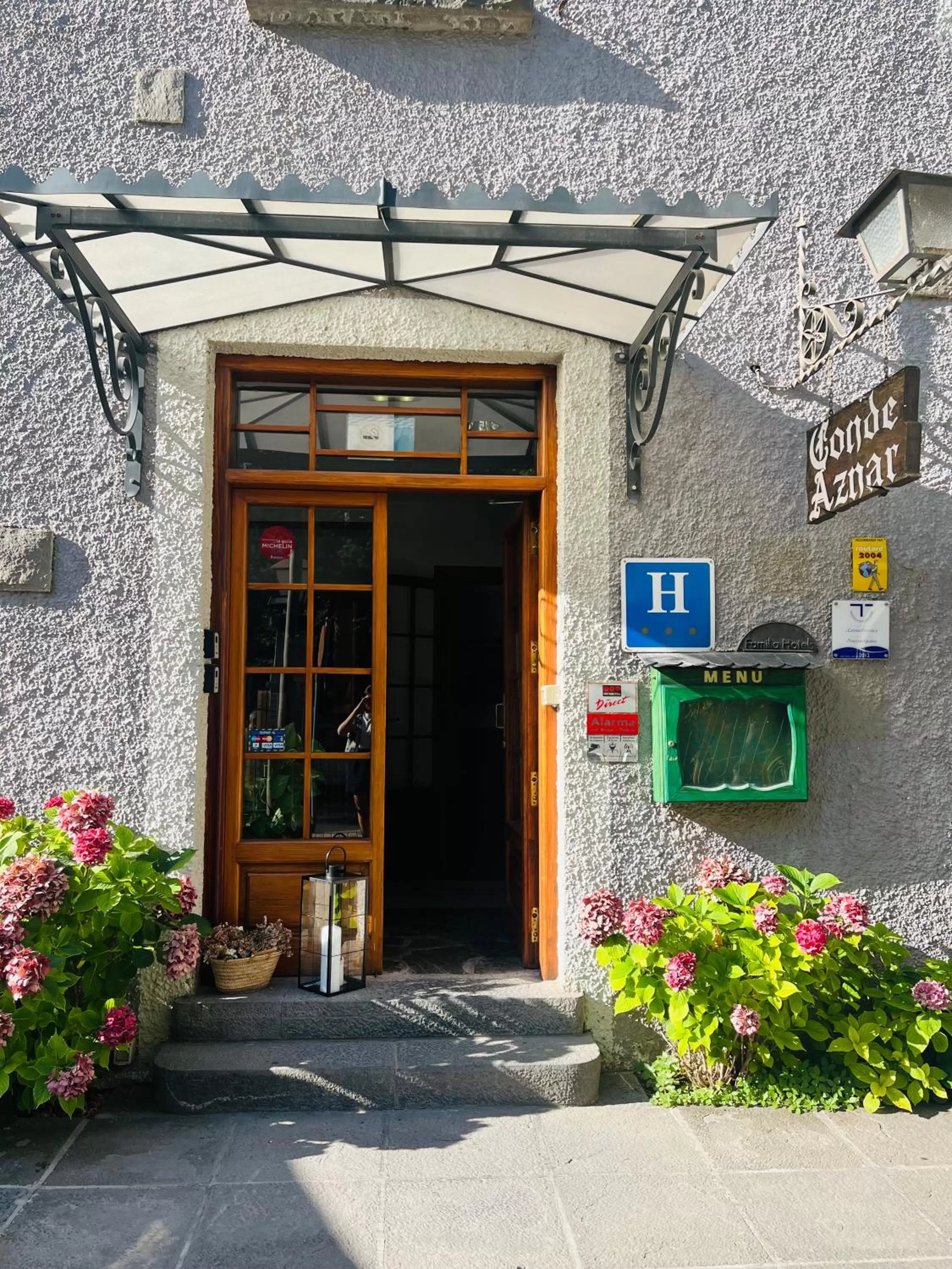 Facade/entrance in Conde Aznar