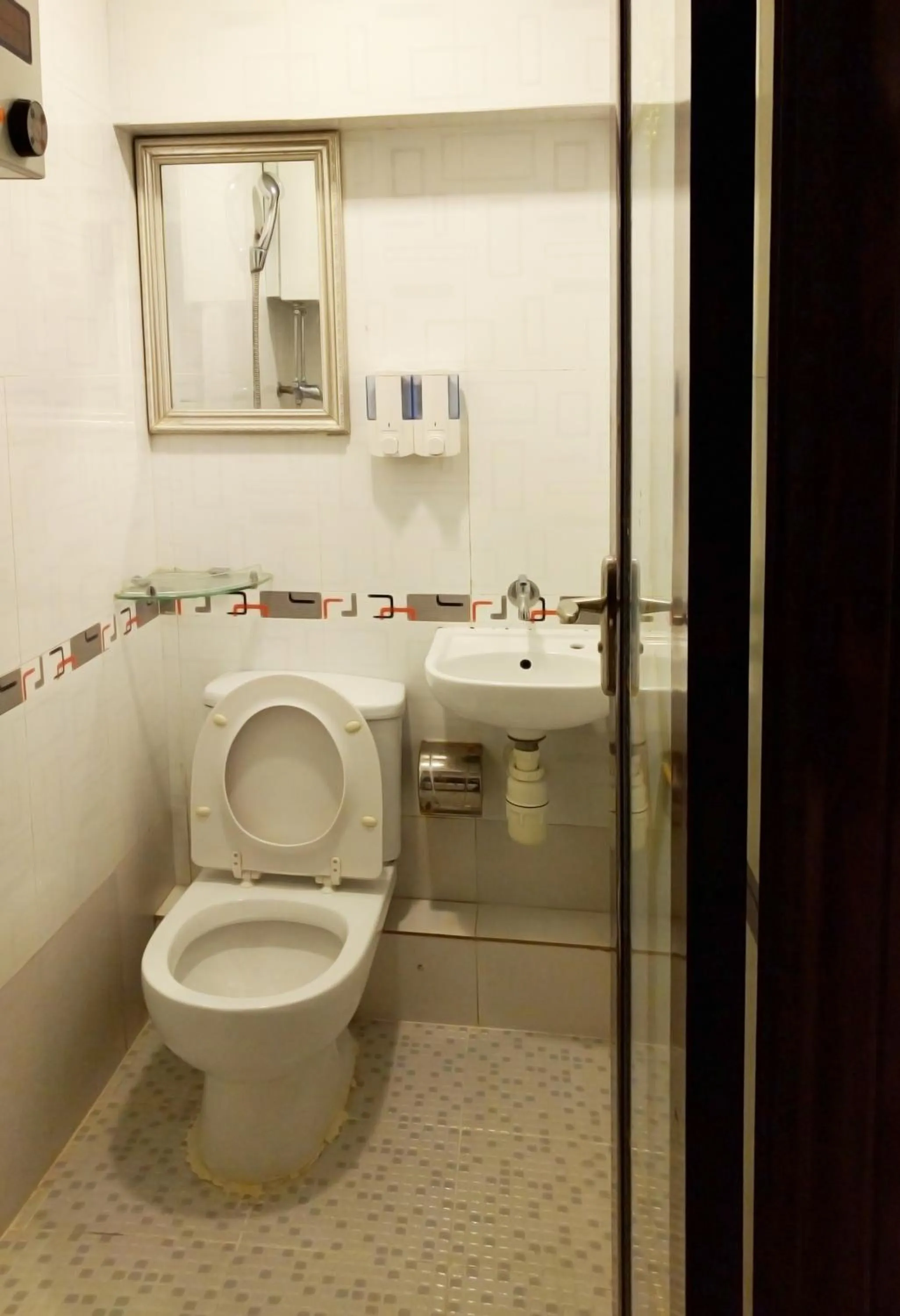 Shower in Paris Guest House DHILLON HOTEL HK LTD 24 HOUR RECEPTION BLOCK D E 10F
