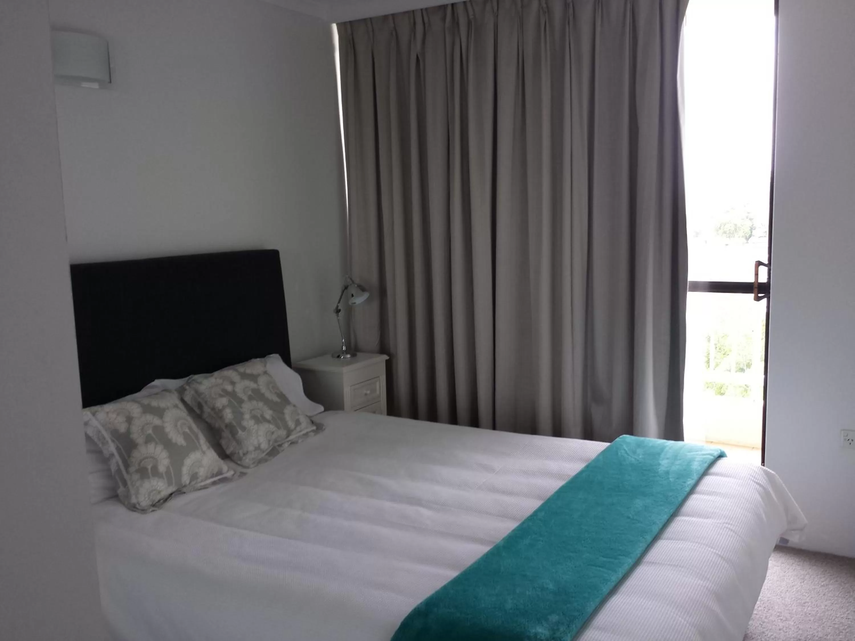 Bedroom, Bed in Kirribilli Apartments